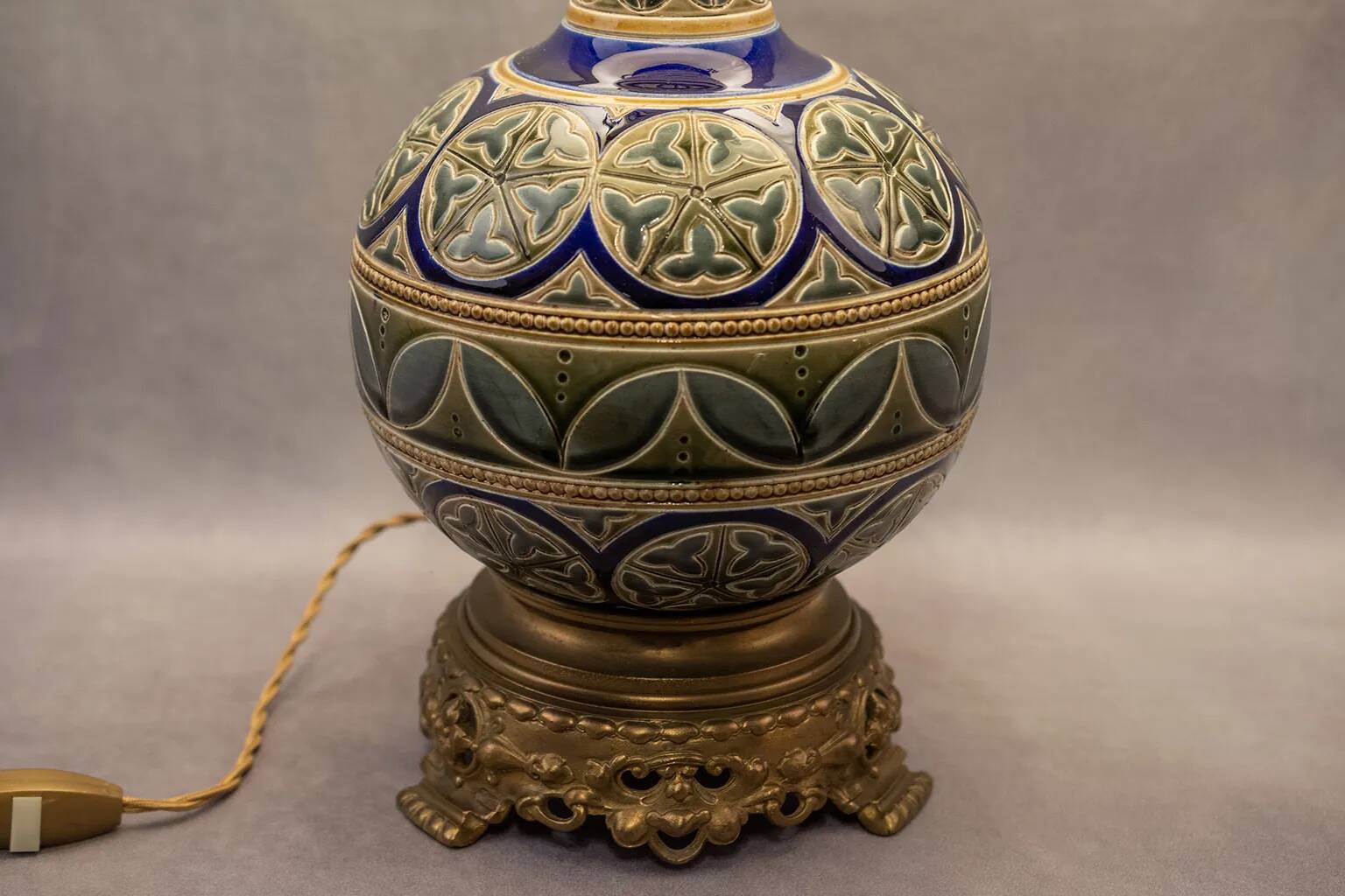Paire de vases Longwy montés en lampe avec monture en bronze doré, fin XIXe