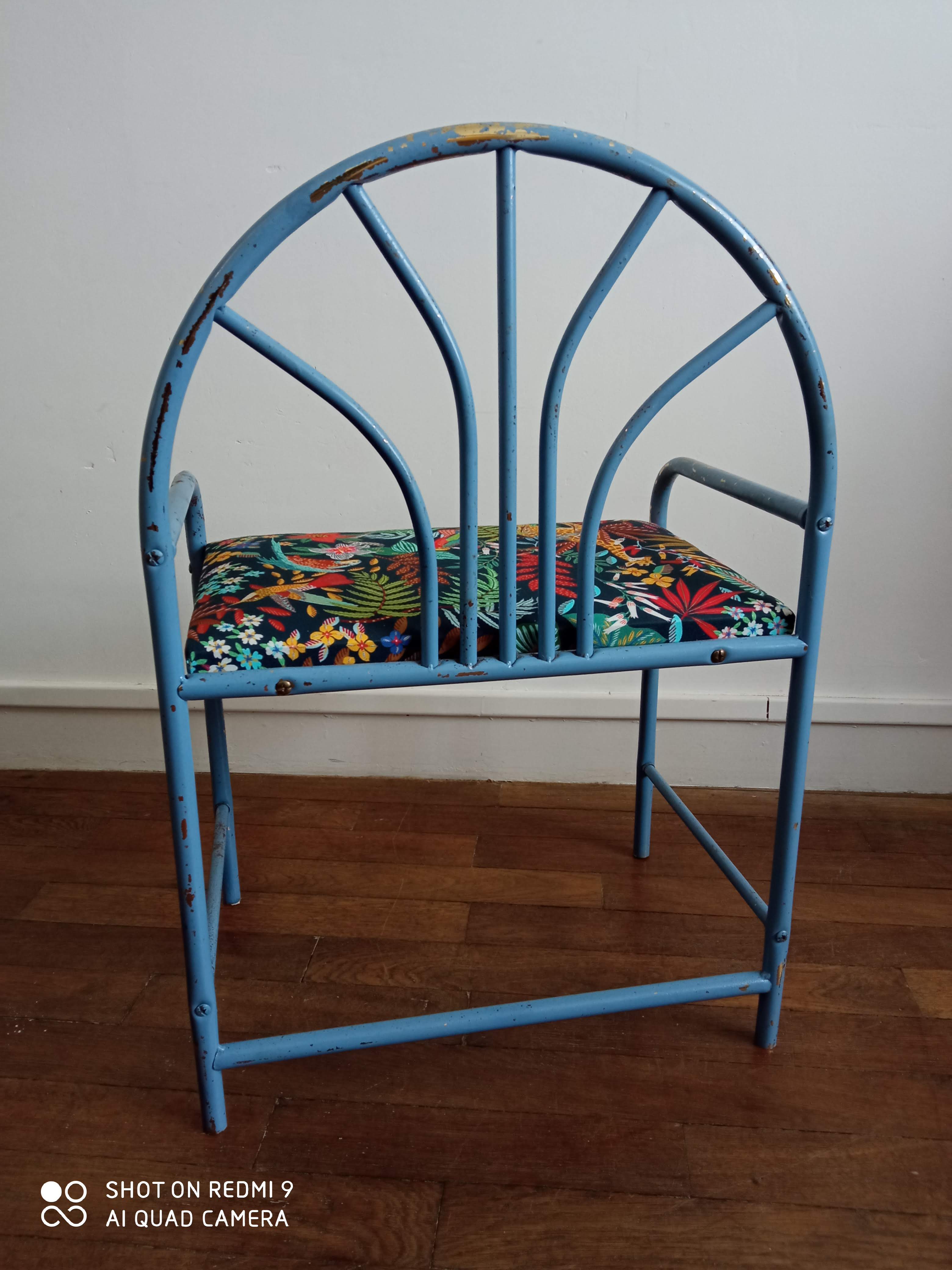 Skated metal child chair/bench