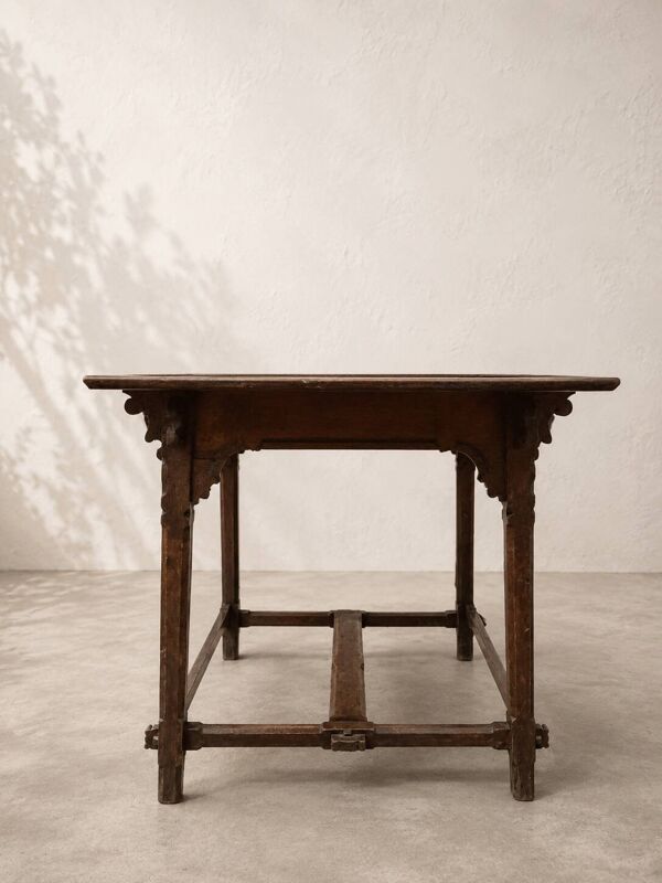 Table d'appoint ou petite table de présentation ancienne en bois massif.