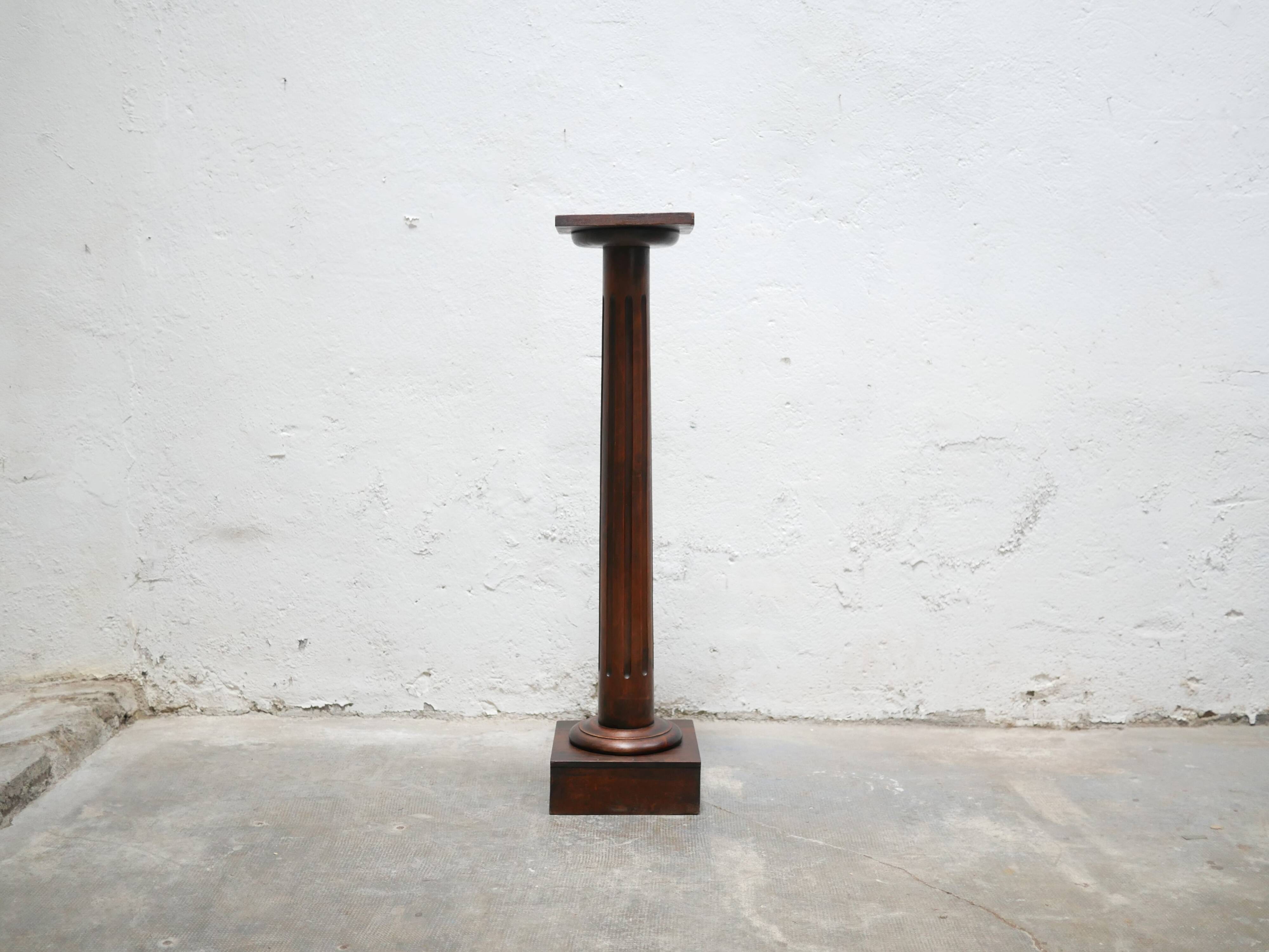 Colonne ancienne en bois