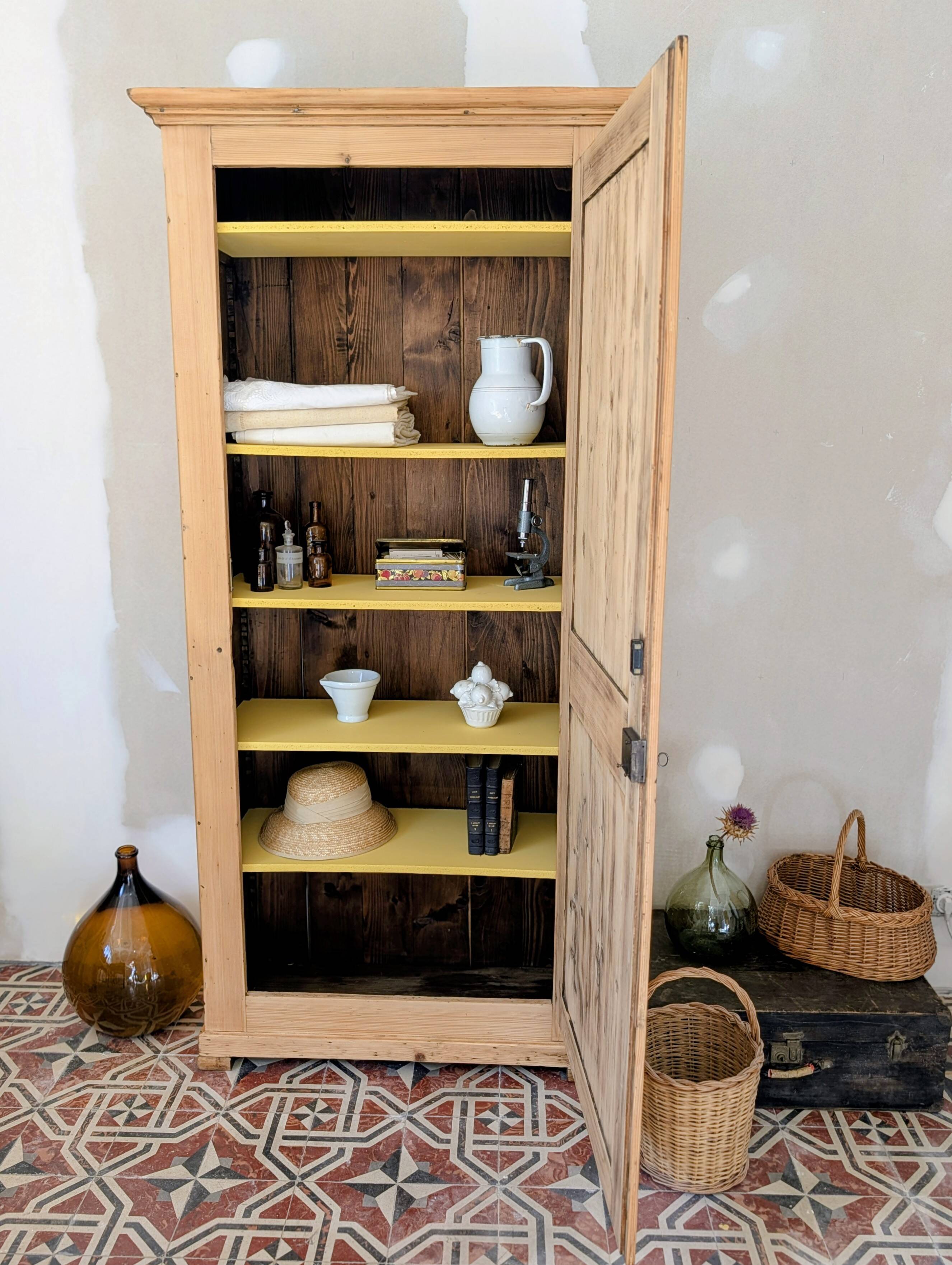 Bonnetière ancienne en pin décapé