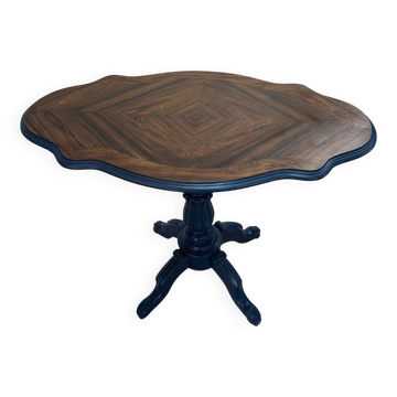 Wooden gueridon with a violin-shaped top in Rio rosewood, central base resting on four legs, reinterpreted in Baltic blue.