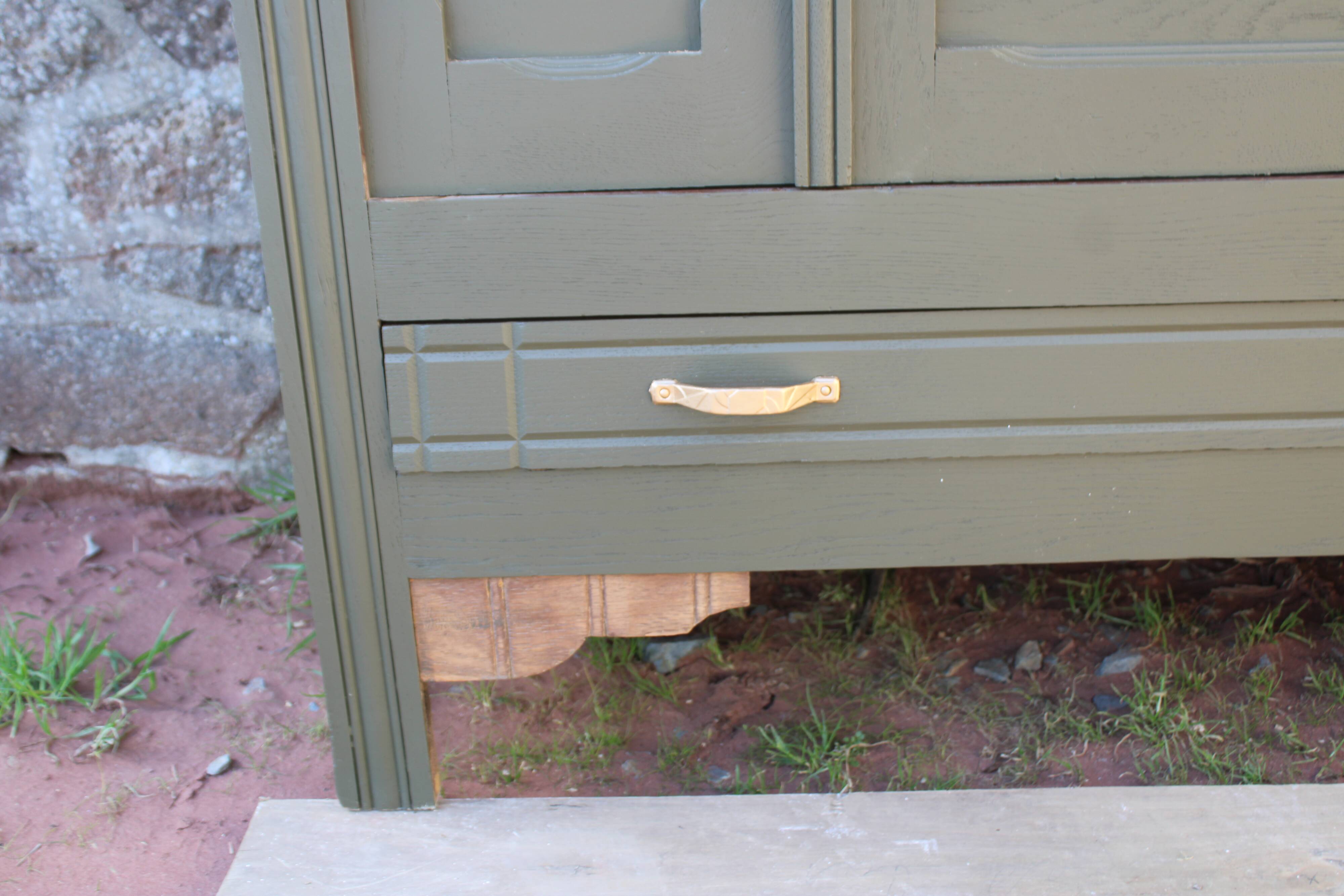 Art Deco wardrobe with three doors – Kaki Barda (Liberon)