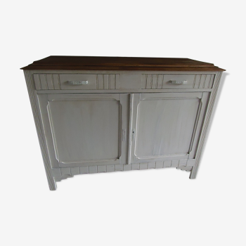 Buffet vintage patiné gris perle blanc poudré 2 tiroirs 2 portes dont une a légèrement travaillée ,plateau chêne finition cirée.