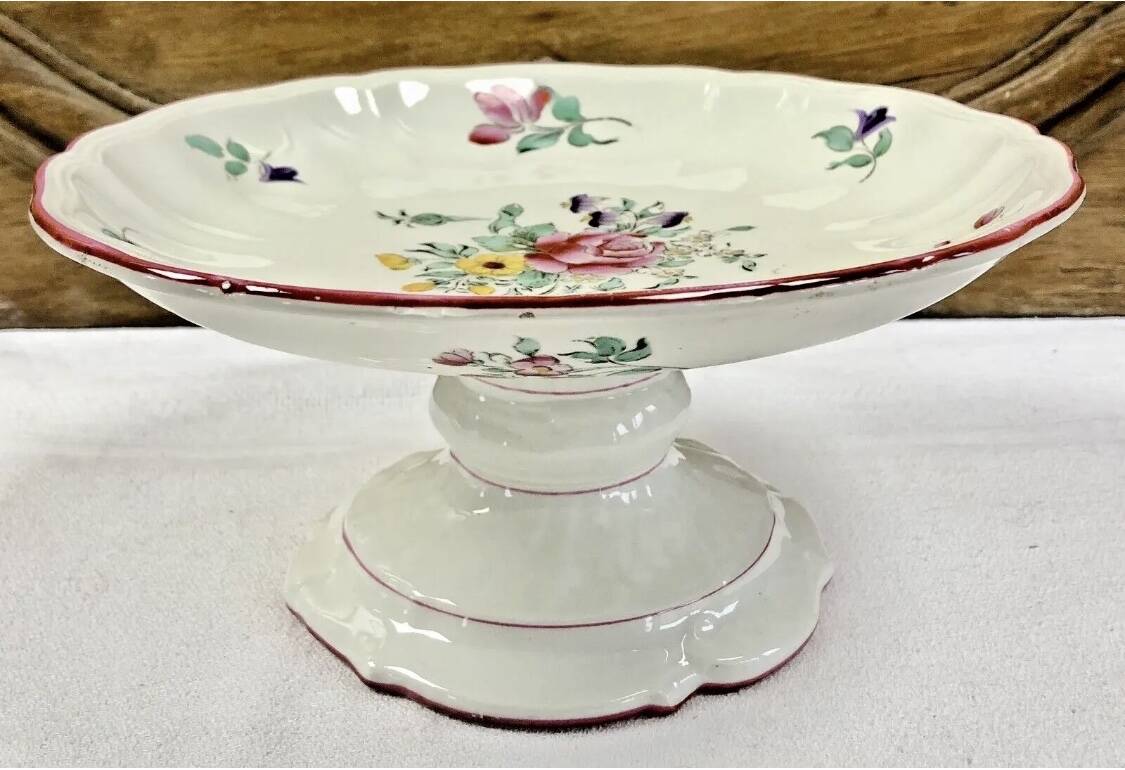 Compotier display on Luneville pedestal streetlight model