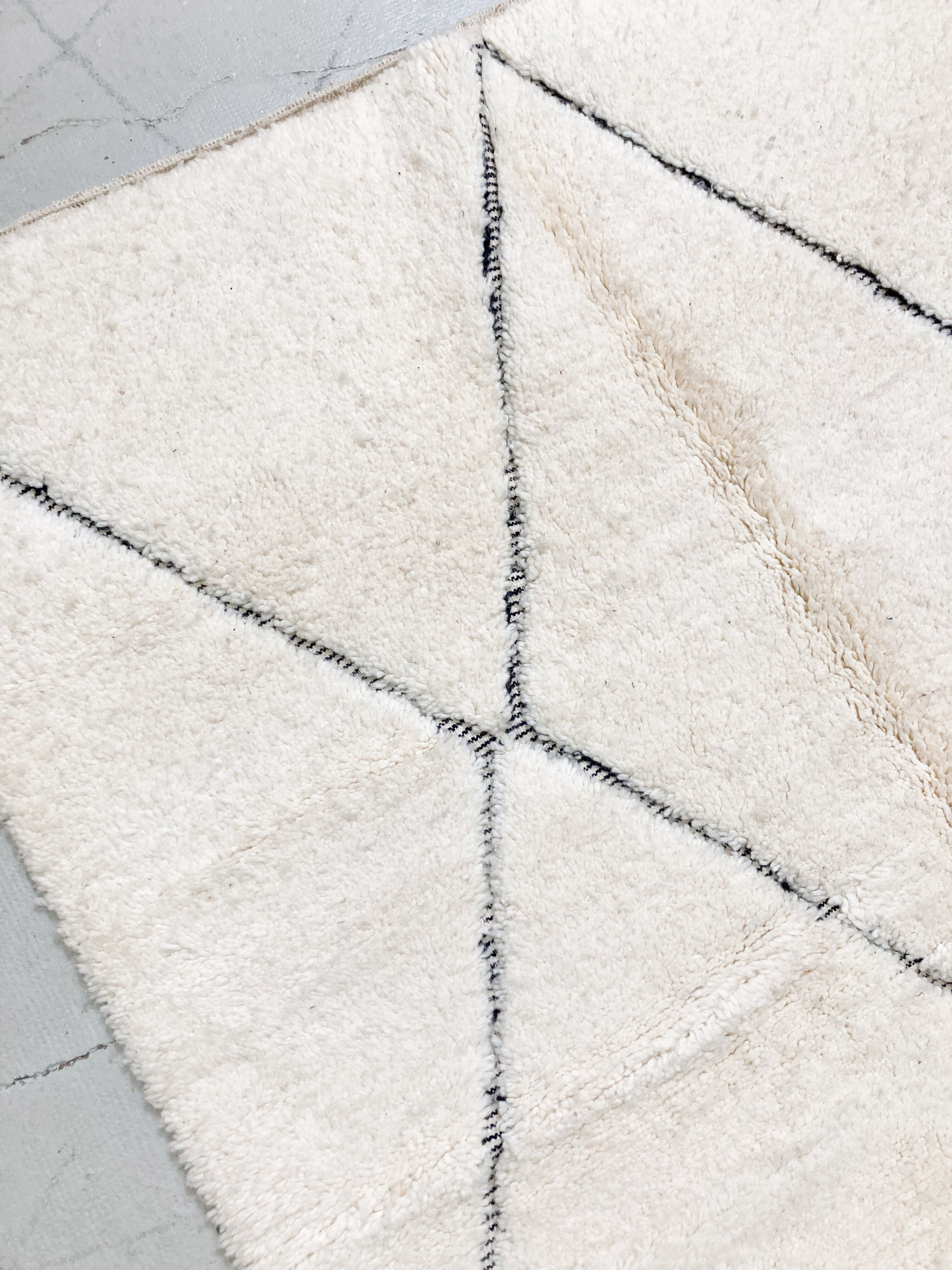 Moroccan Berber carpet beni ouarain ecru diamonds nors engraved 230x157cm