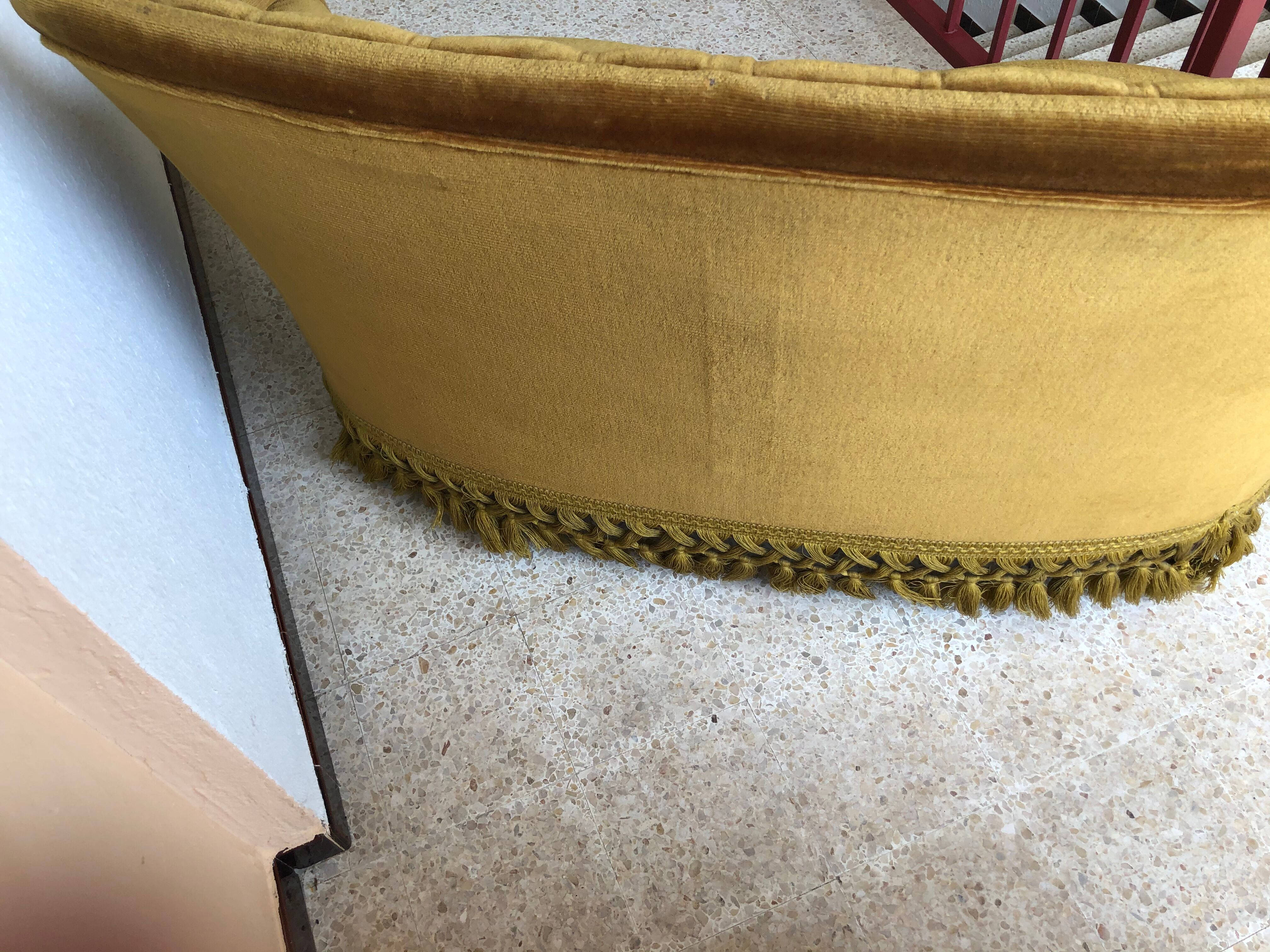 Banquette crapaud vintage capitonnée en velours or