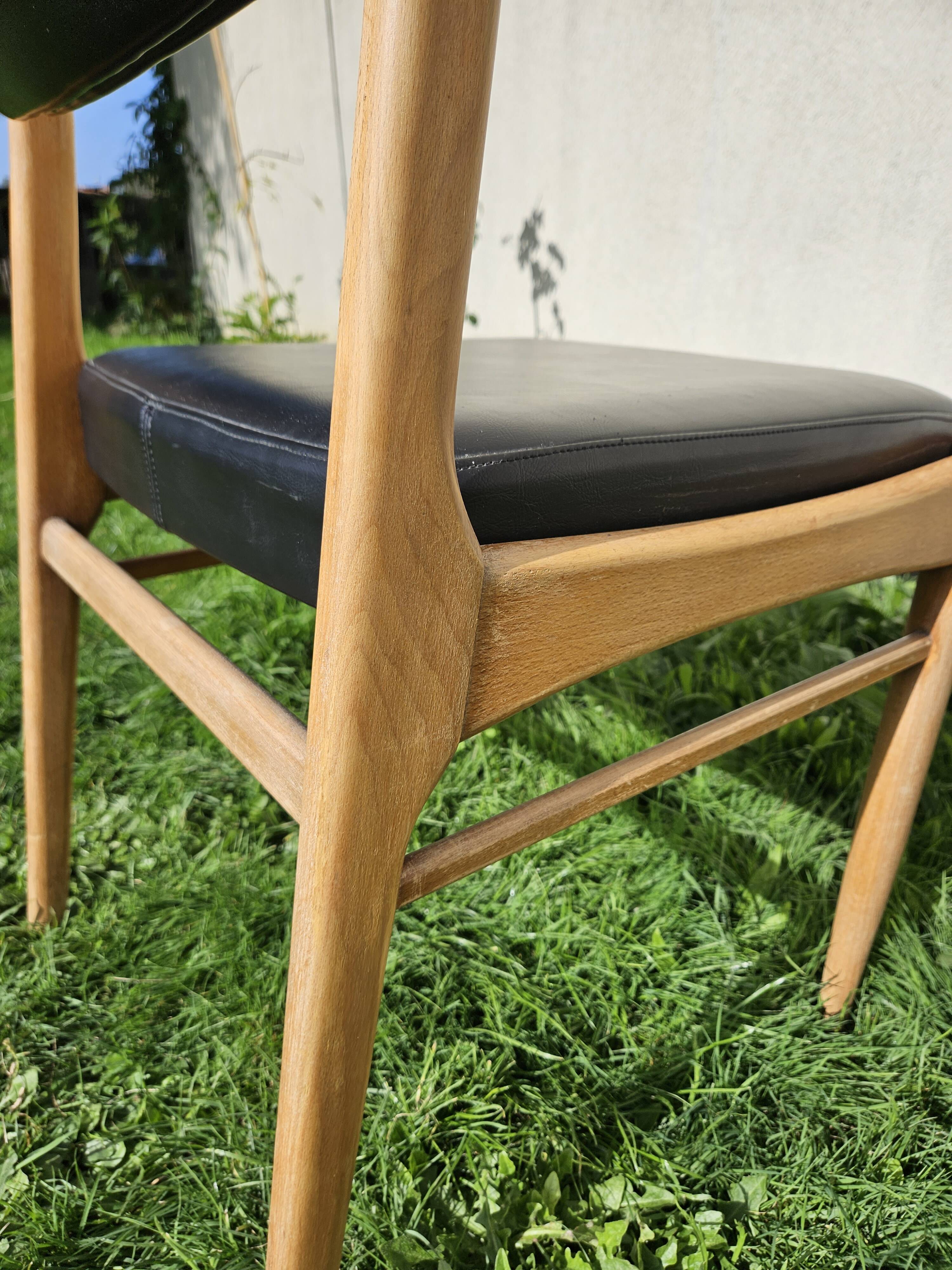 Chaise scandinave assise et dossier similicuir