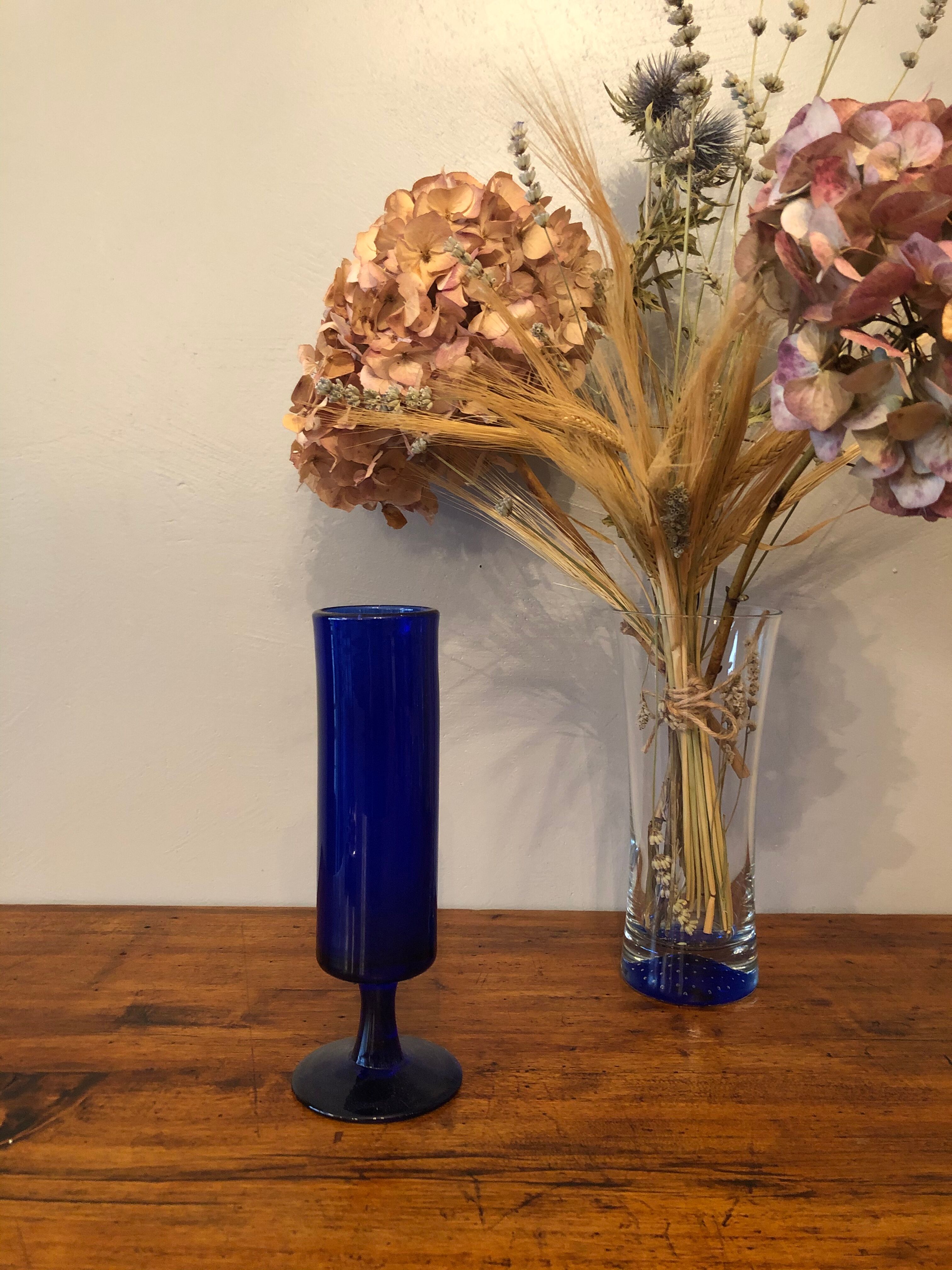 Vase en verre soufflé bleu