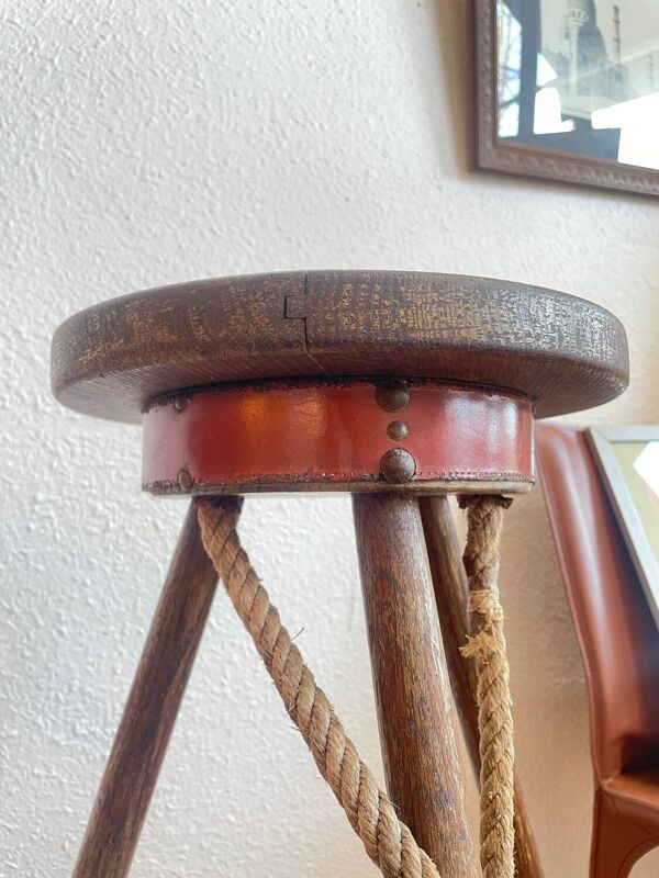 Paire de tabourets de bar, bois et cuir, vers 1950