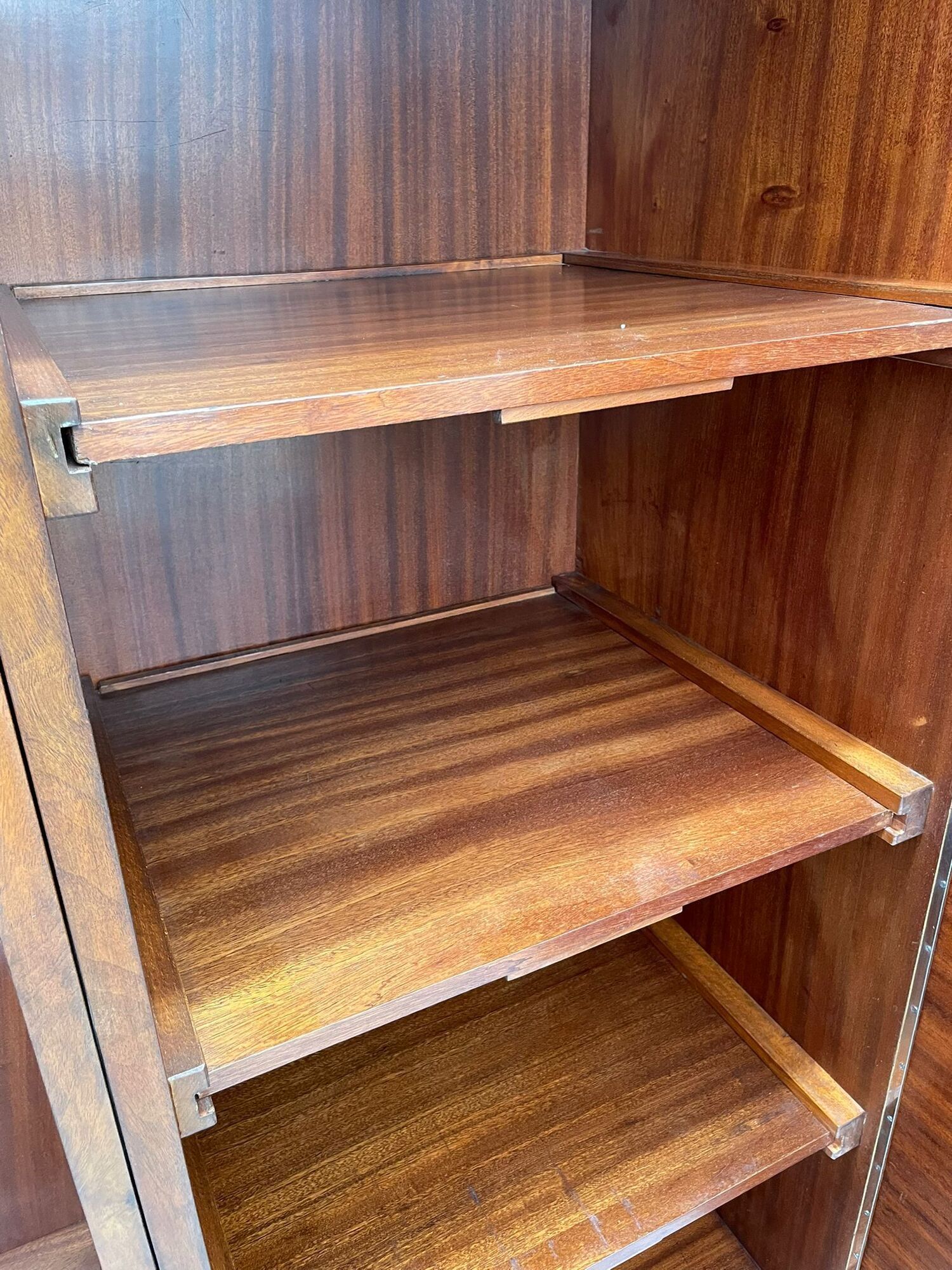 Armoire en placage de noyer restaurée d'influence Art Déco, années 1930