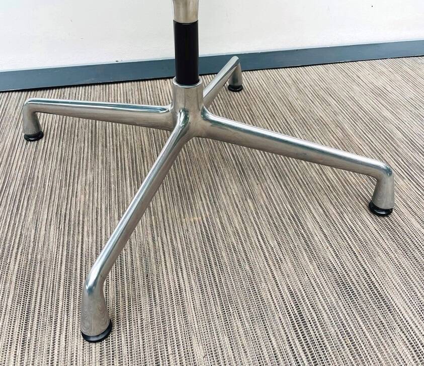 Paire de chaises Ch. Eames Alu Group résille Vitra Vintage