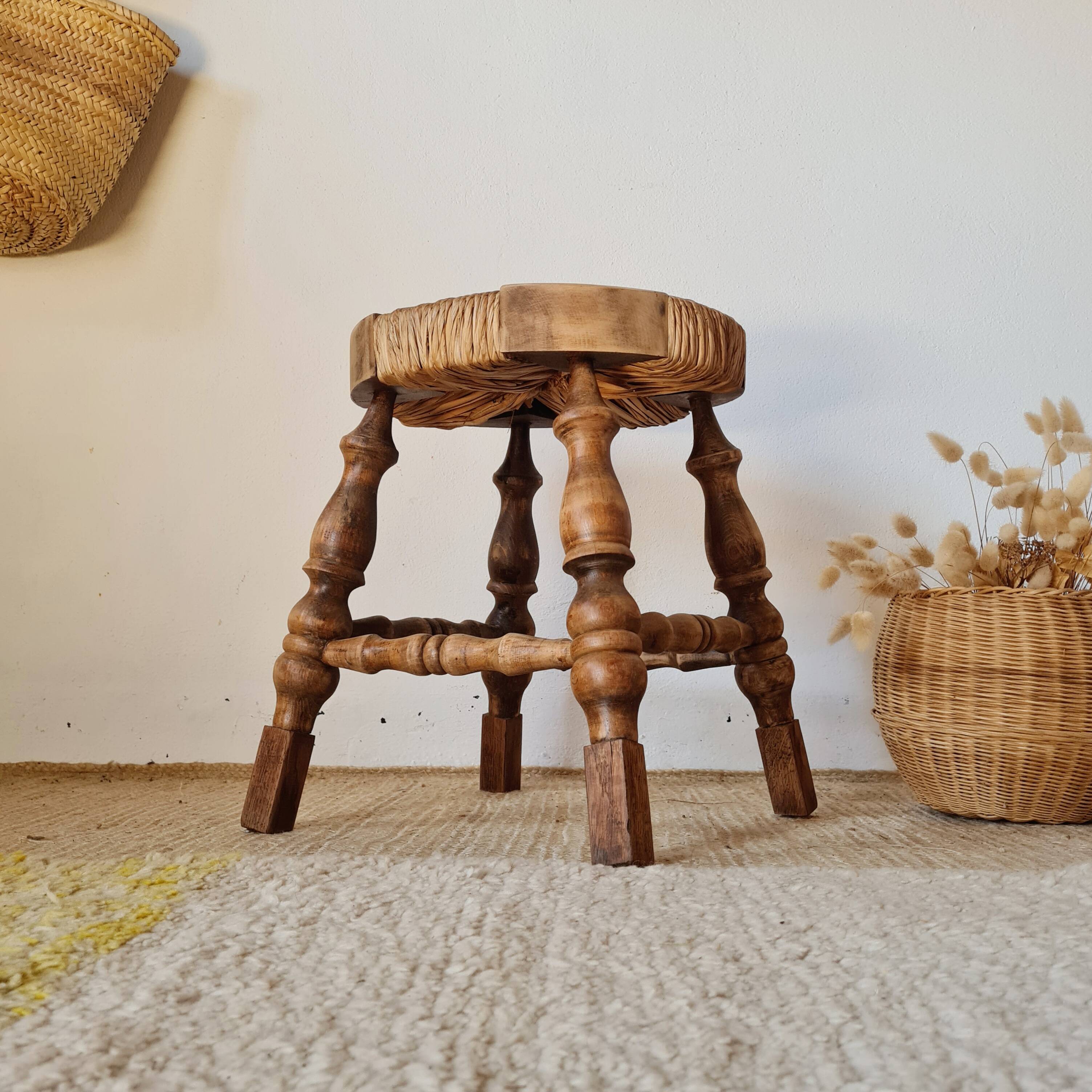 Petit tabouret tripode de style "Bobbin" en bois tourné et pai