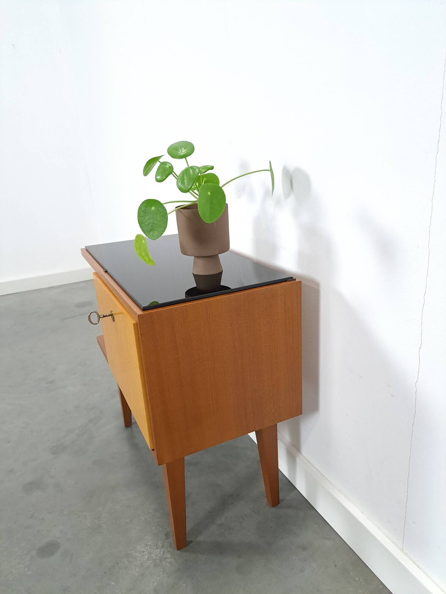 Mid-Century kastje J.D. Freese met klep en zwart opaline glas