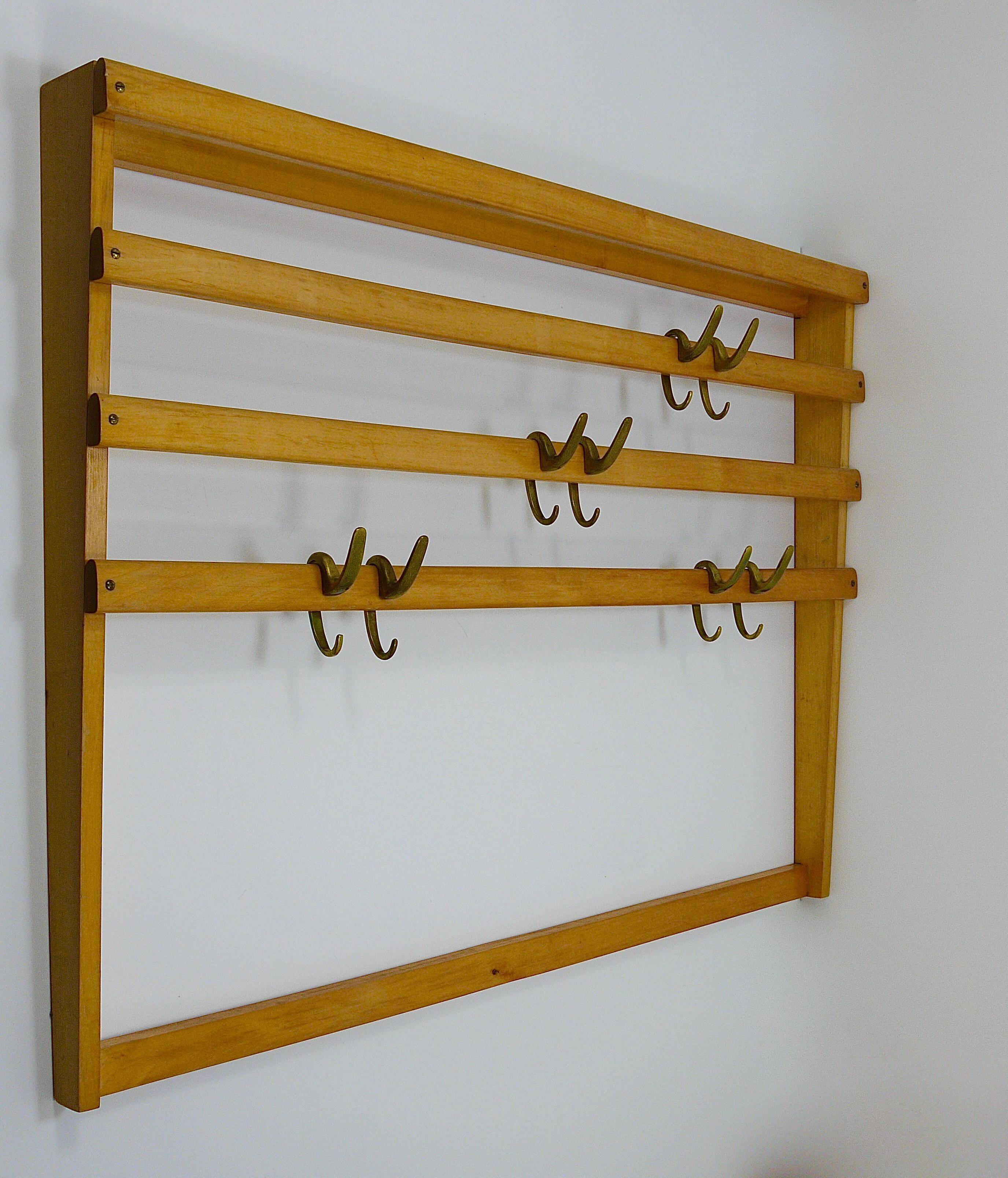 Grand coat rack Auböck Carl Mid-Century in beech with 8 brass hooks, 1950s.