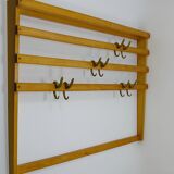 Grand coat rack Auböck Carl Mid-Century in beech with 8 brass hooks, 1950s.