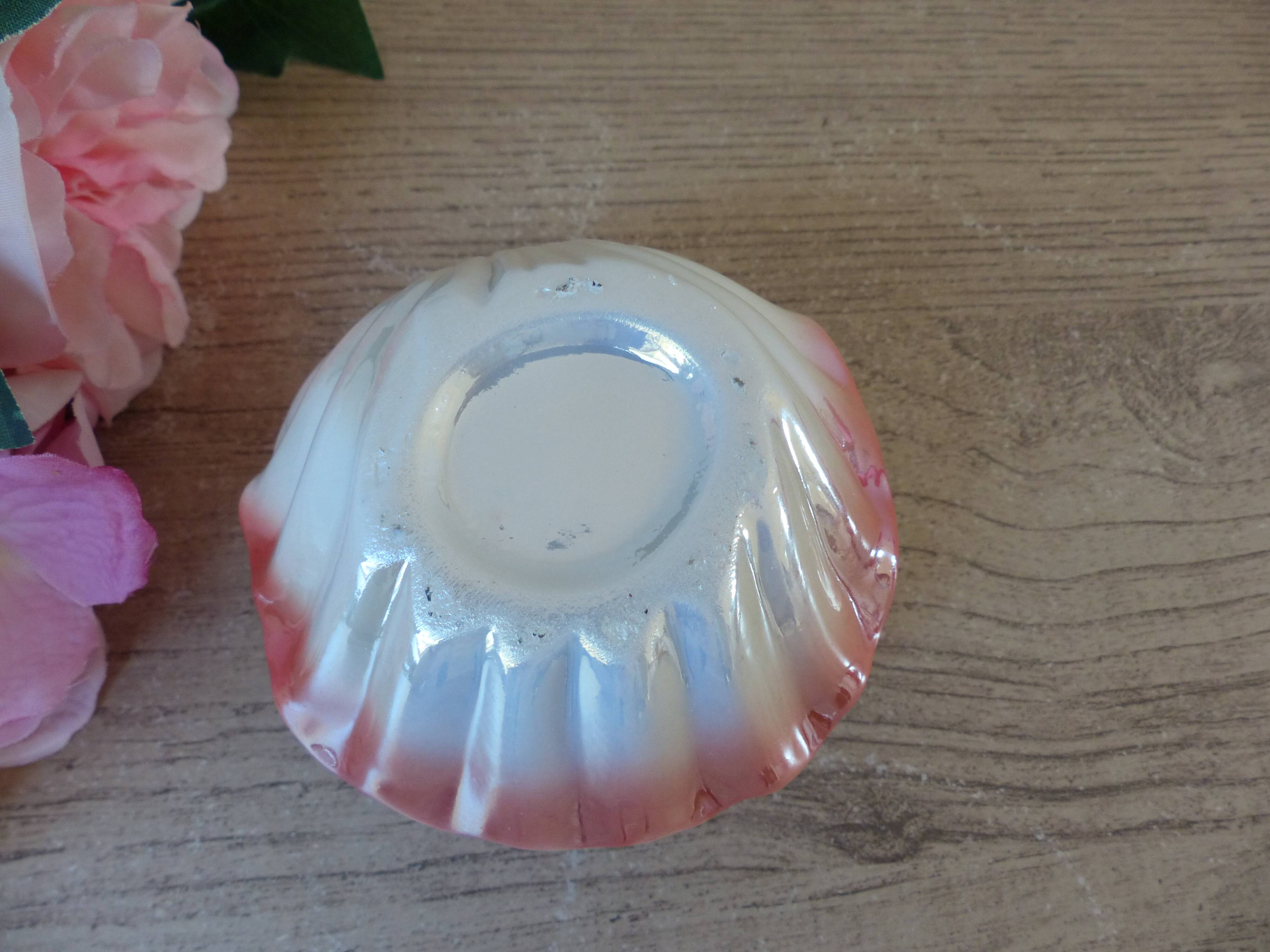 Vintage shell-shaped catchall in iridescent cream and pink ceramic.