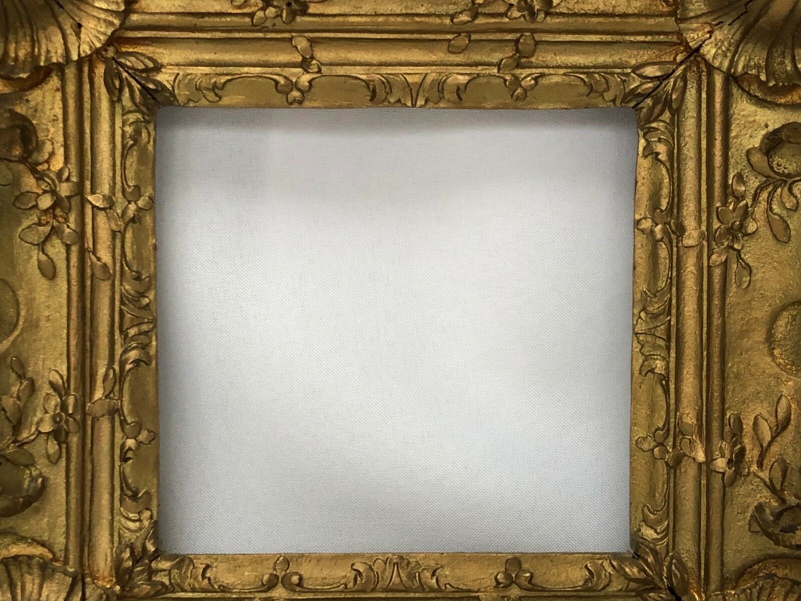 Cadre en bois sculpté 17 ème rehausse de dorure Louis XIV Selency