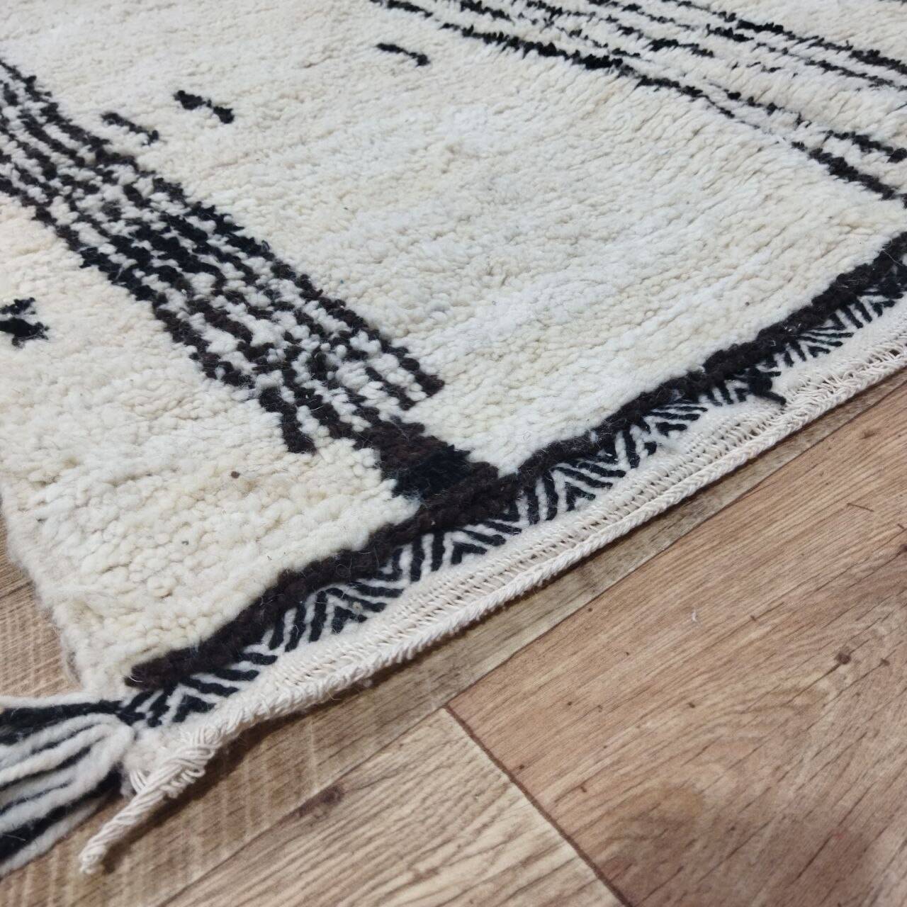 Handmade wool Berber rug 176x152cm