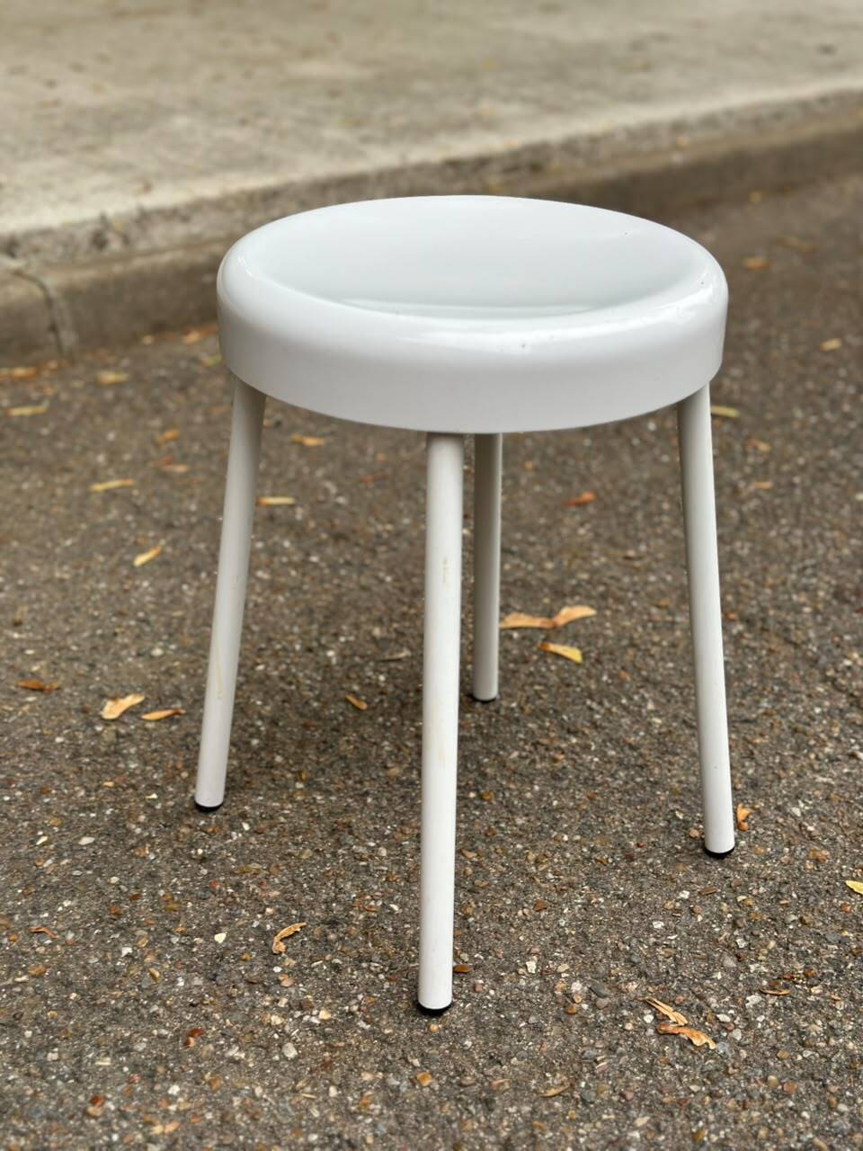 Vintage white stool from the 70s — Space Age / Pop Art design