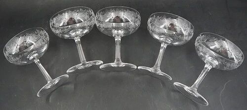 Baccarat Sévigné 5 champagne glasses, engraved crystal, excellent condition, unsigned.