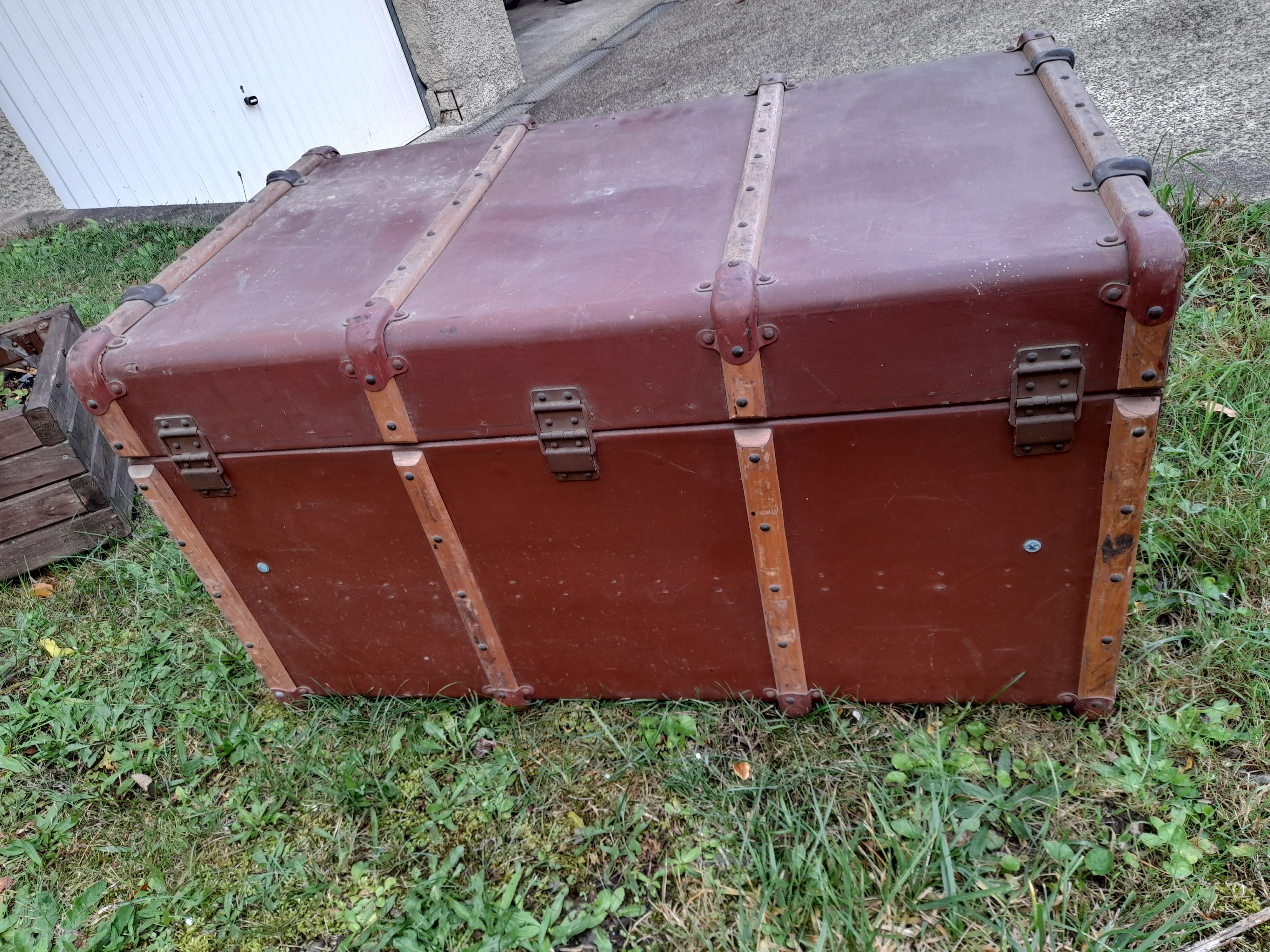 Old mail trunk in zinc
