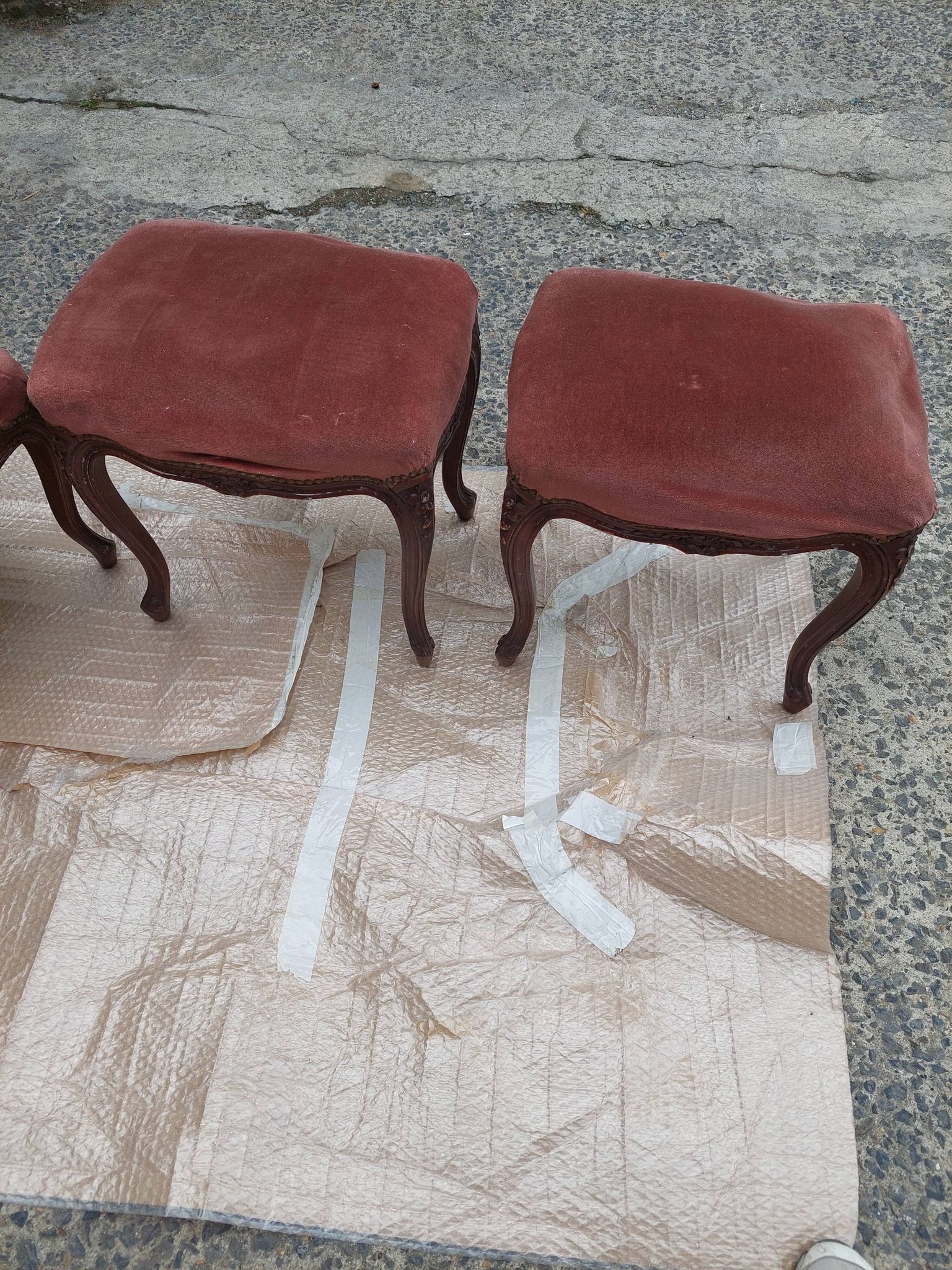 Paire de fauteuils avec ses reposes pieds style Louis Philippe en noyer