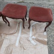 Paire de fauteuils avec ses reposes pieds style Louis Philippe en noyer