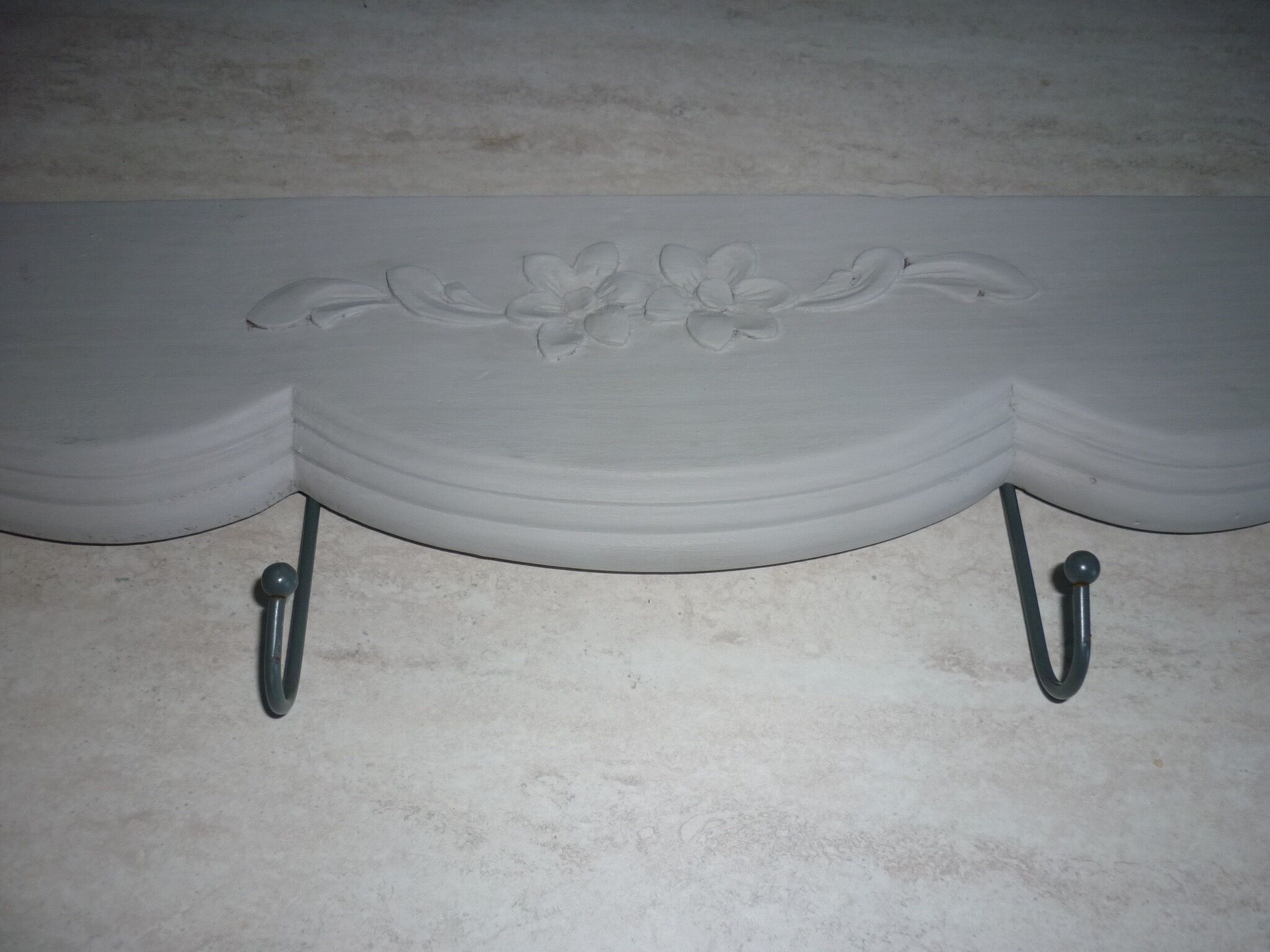 Wooden coat rack 4 hooks gray flowers