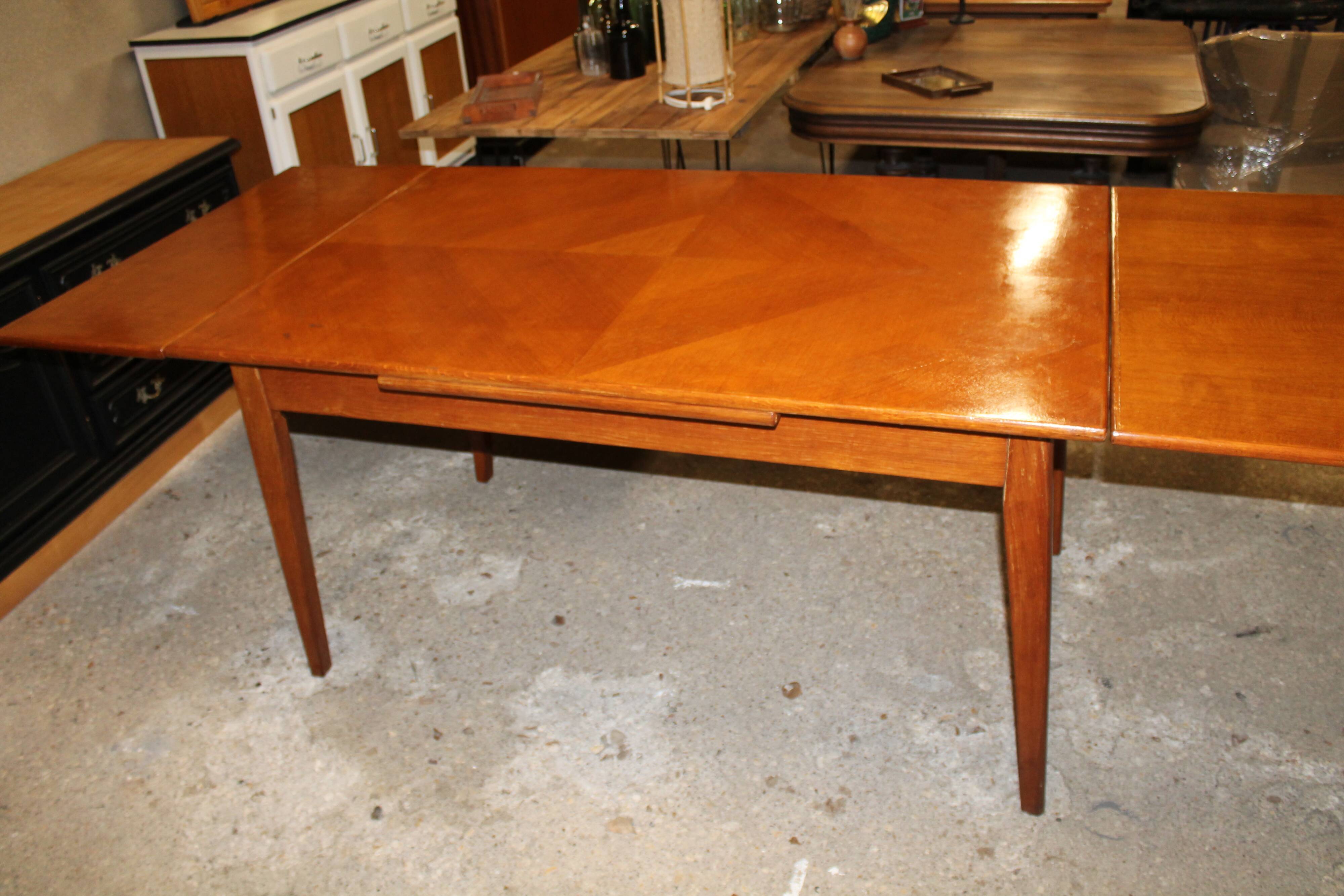 Extendable oak table