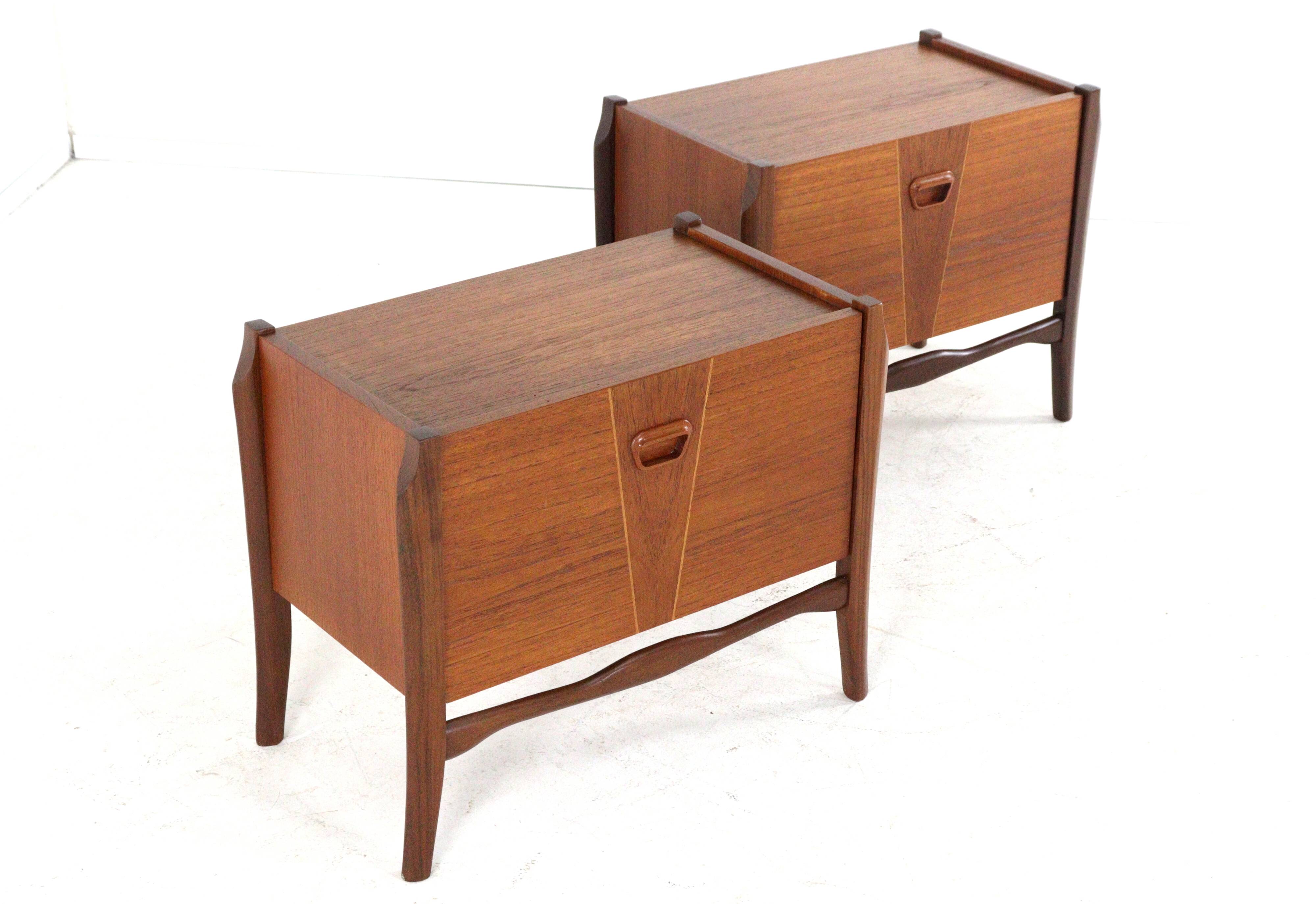 Set of 2 Nightstands 'Putte' - dutch design mid century in teak