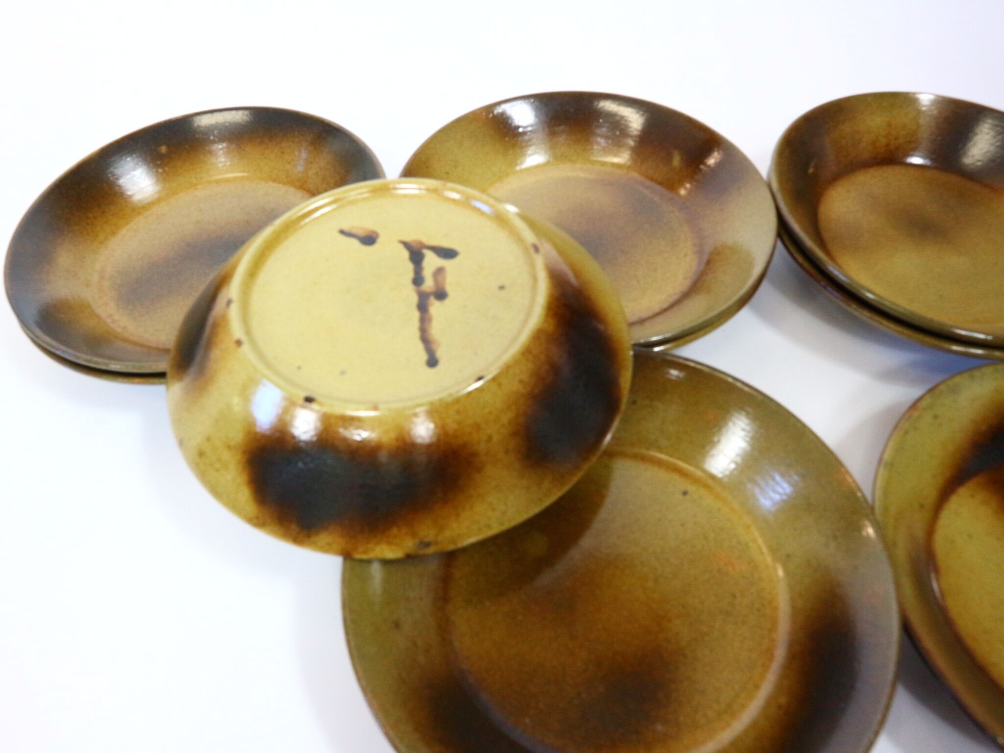 Vintage service plates and serving trays, 39 pieces, silk-screened.