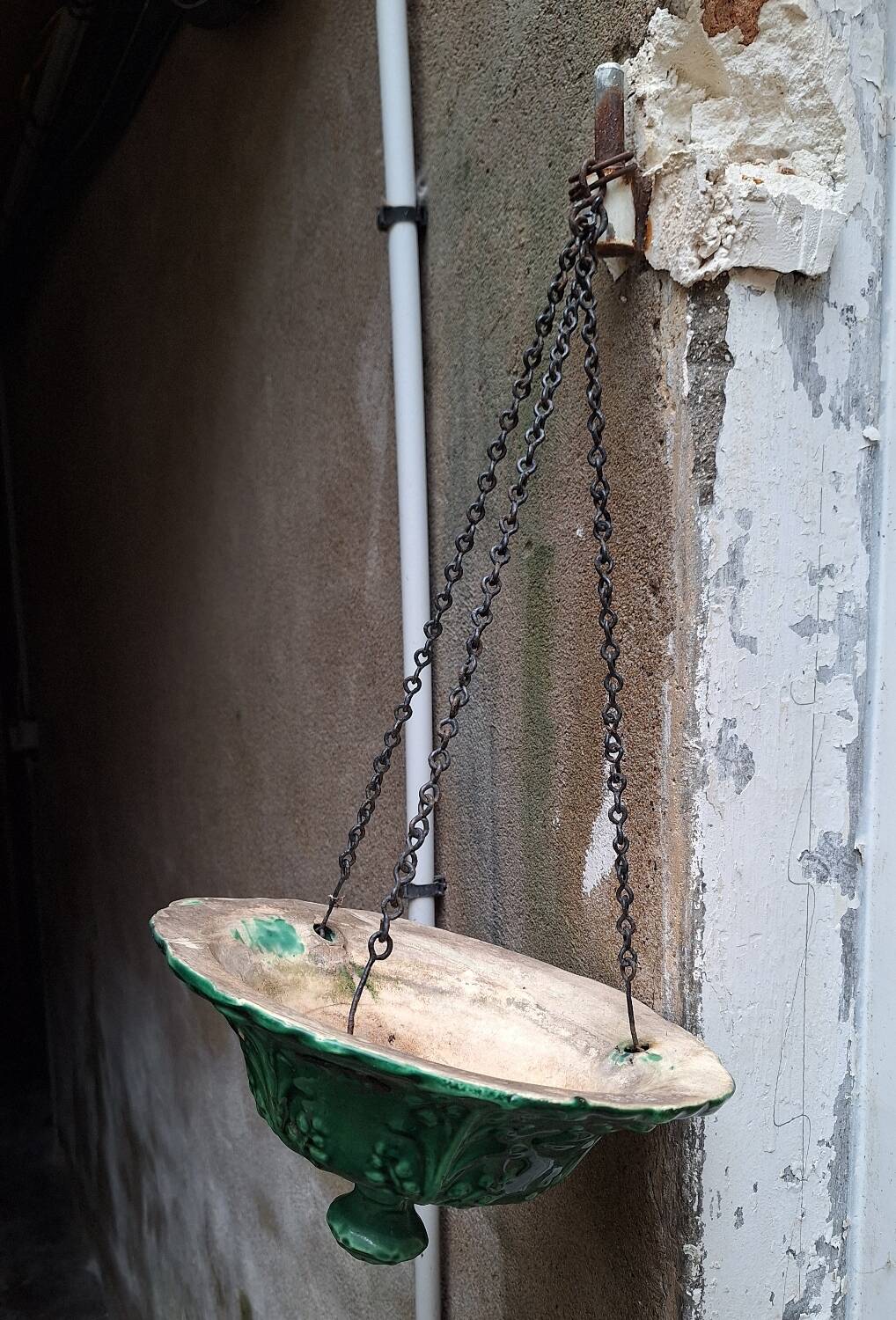 Hanging planter in green earthenware