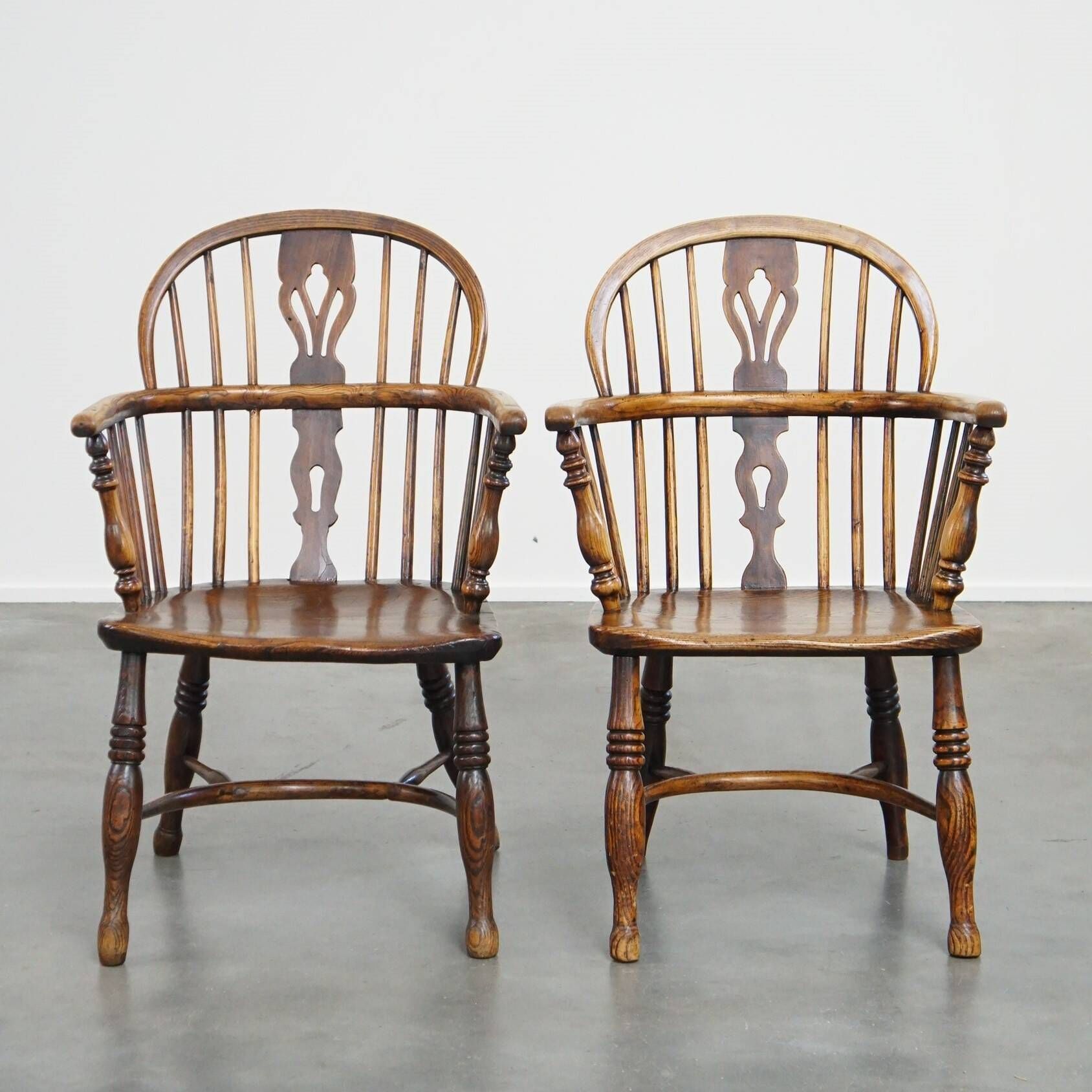 Set of 2 beautiful antique 18th-century English lowback Windsor dining chairs