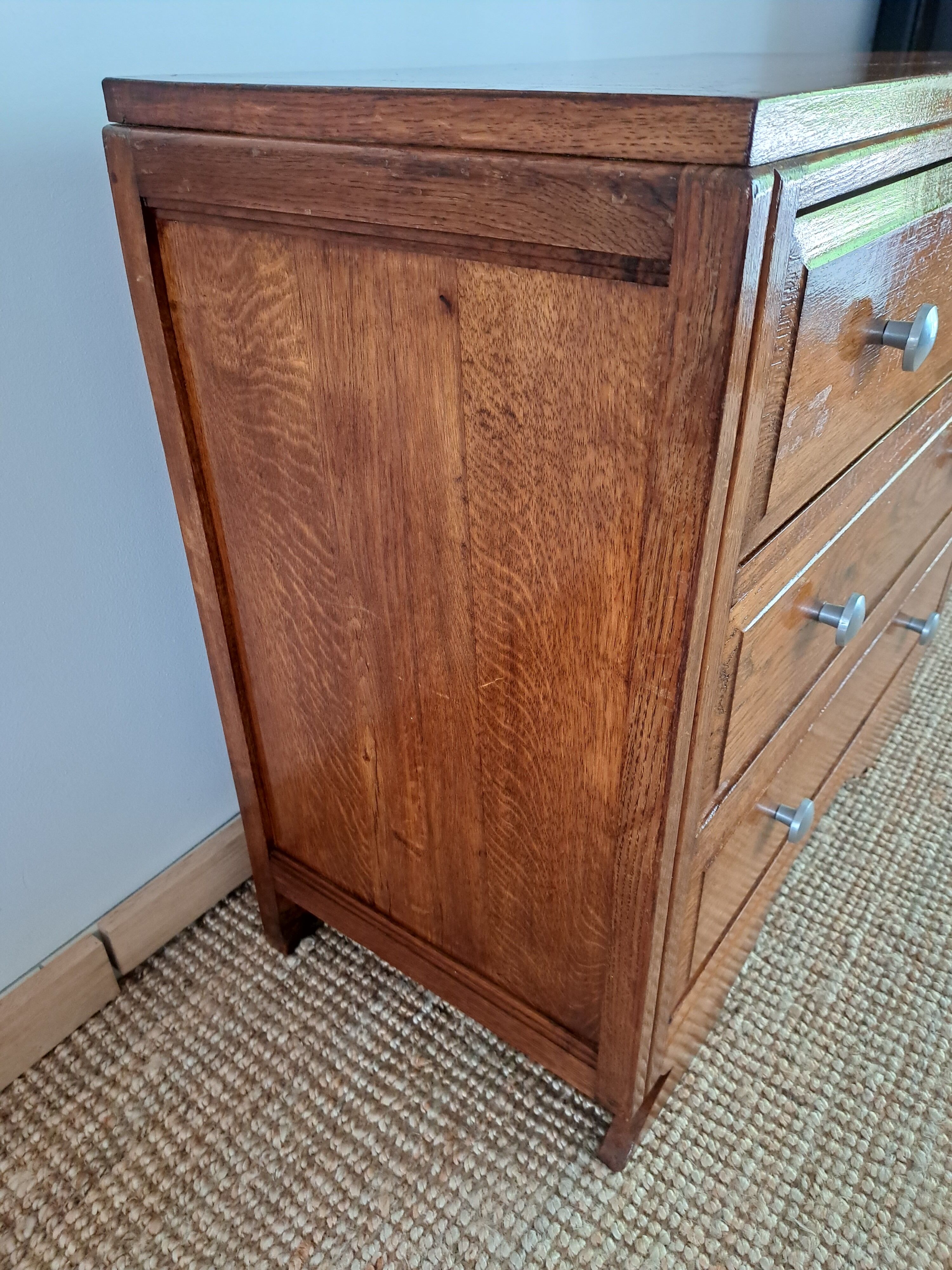 Oak chest of drawers from the 1950s.