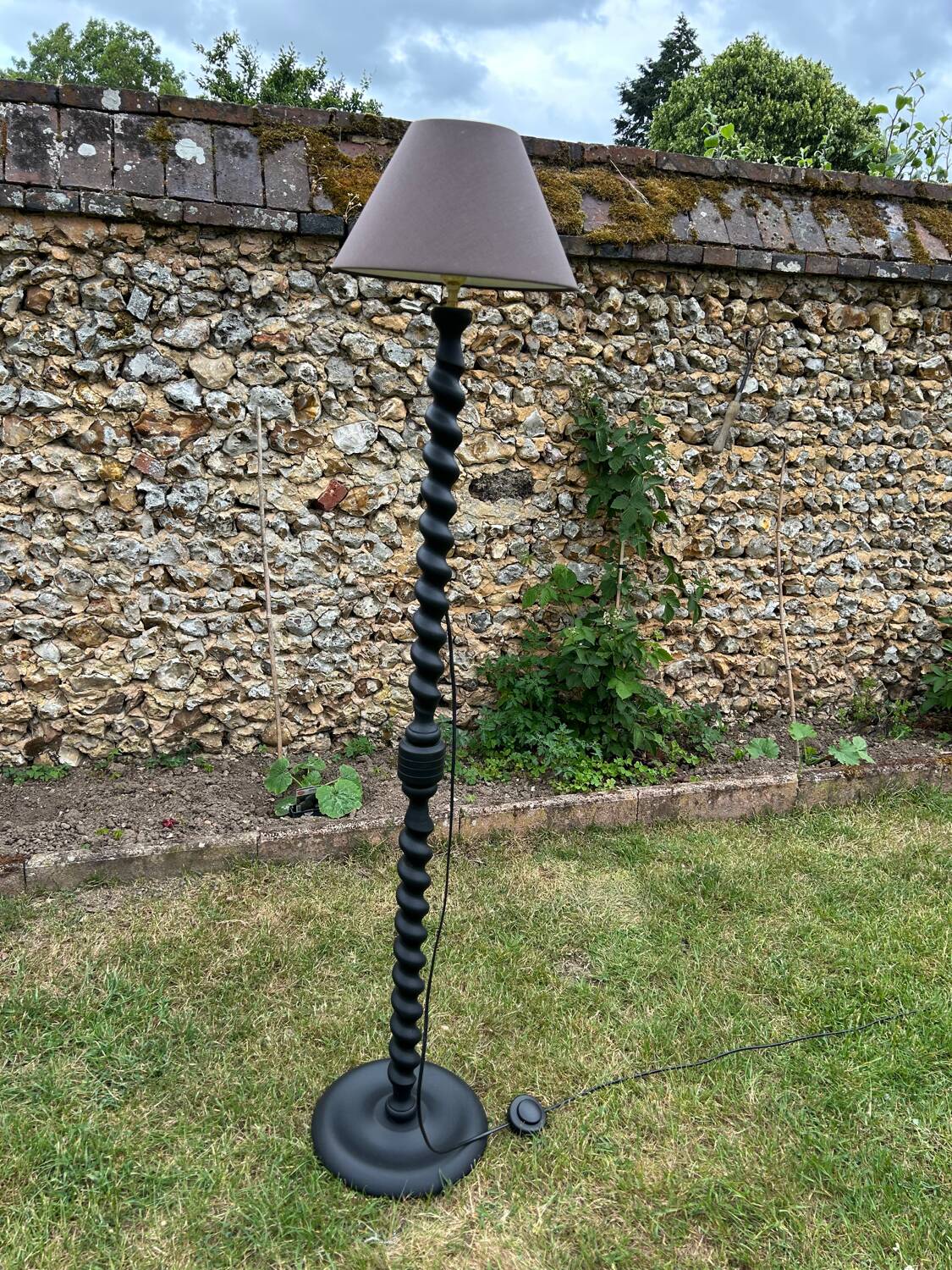 Lampadaire torsadé noir