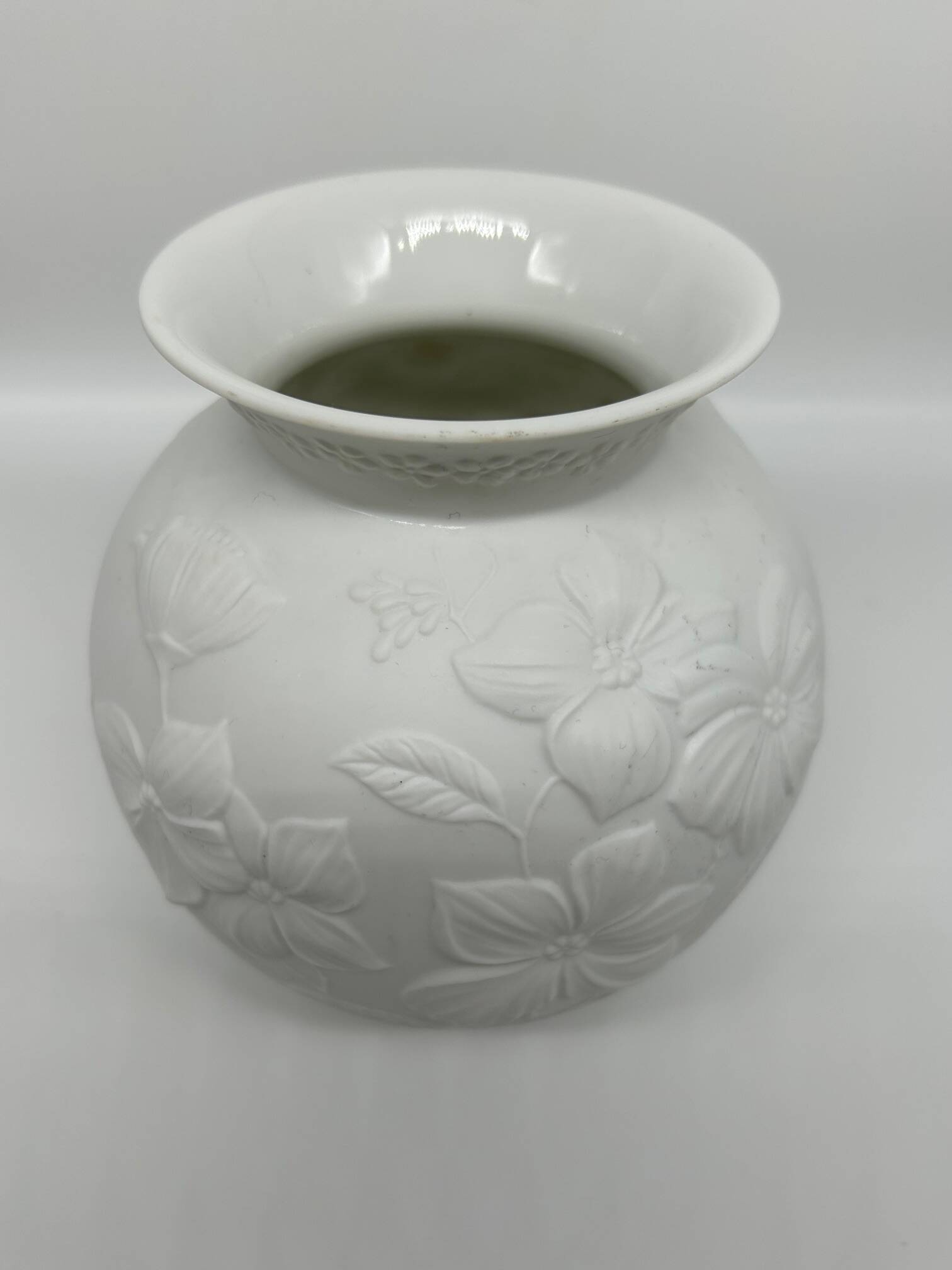 Kaiser biscuit porcelain vase