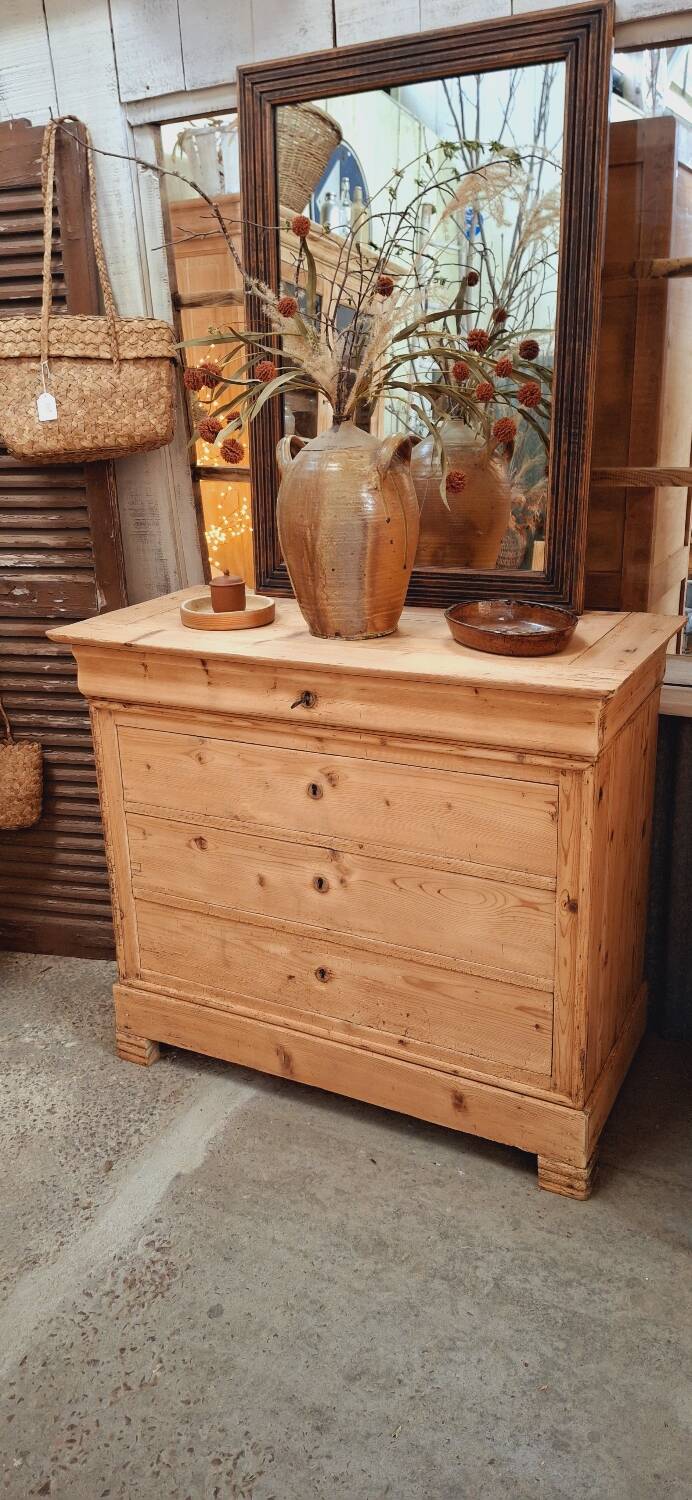Antique chest of drawers