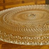 Presentation dish on foot in molded glass