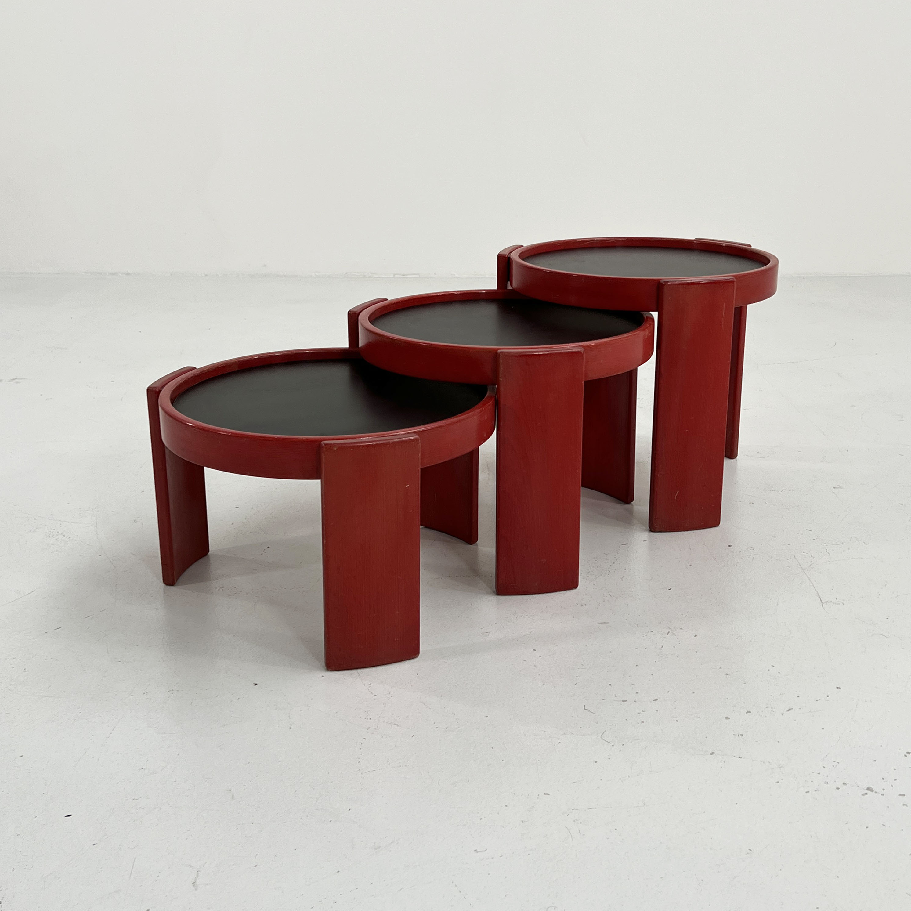 Set of 3 red nesting tables by Gianfranco Frattini for Cassina, 1970