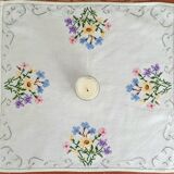 Nappe brodée à la main délicate avec des fleurs, Roumanie