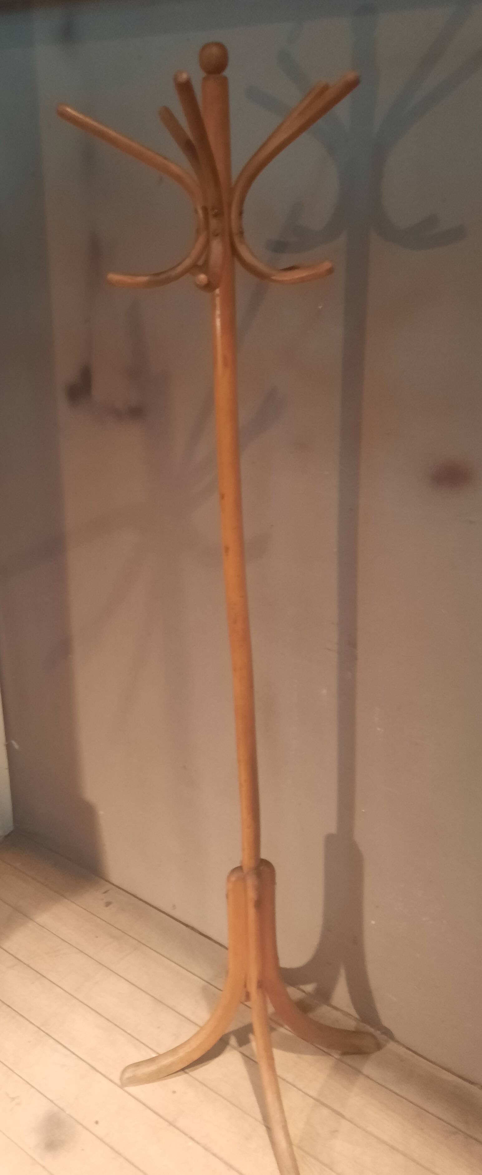 Porte-manteau sur pieds dit "perroquet" de Fischel