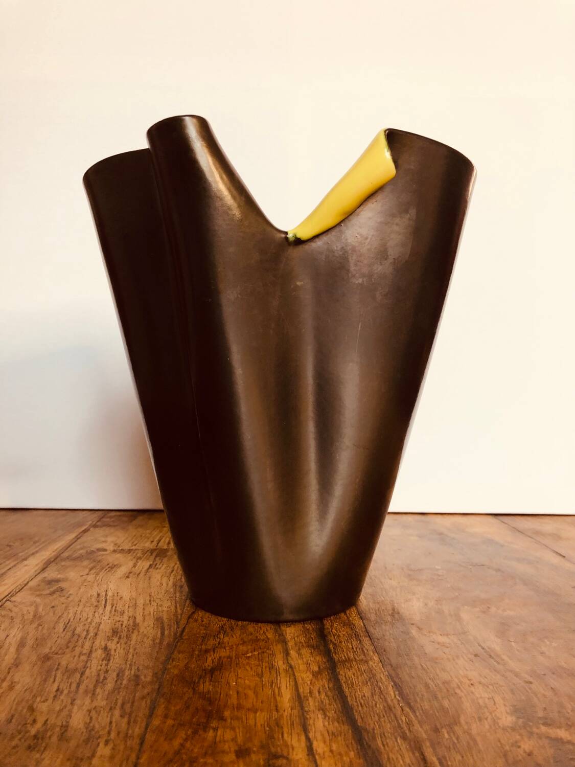 Large Vase Signed Elchinger. Black and yellow in free form. 1950s