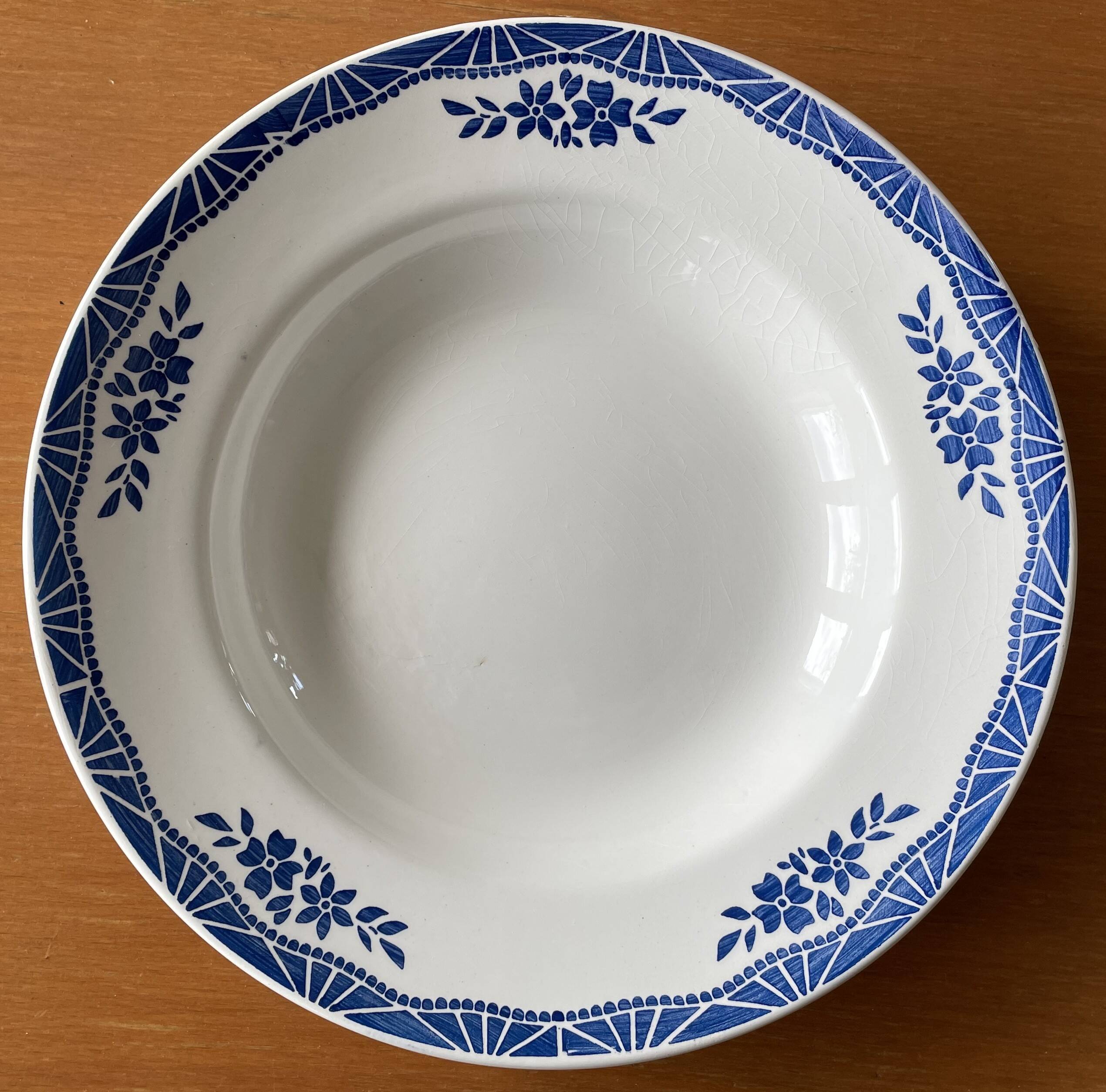 7 assiettes creuses anciennes en faïence de Saint-Amand (Nord)