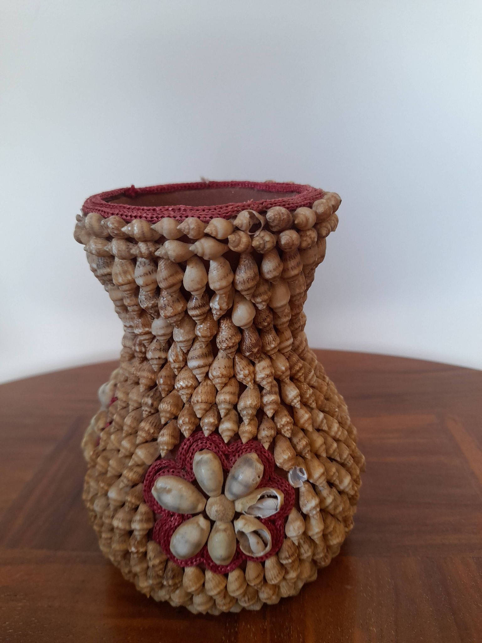 Vase vintage en coquillages
