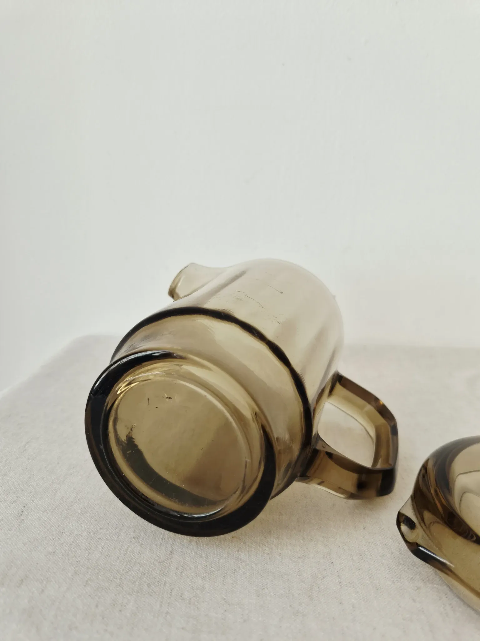 Vintage carafe with smoked glass lid '70s/'80s - Arcoroc France