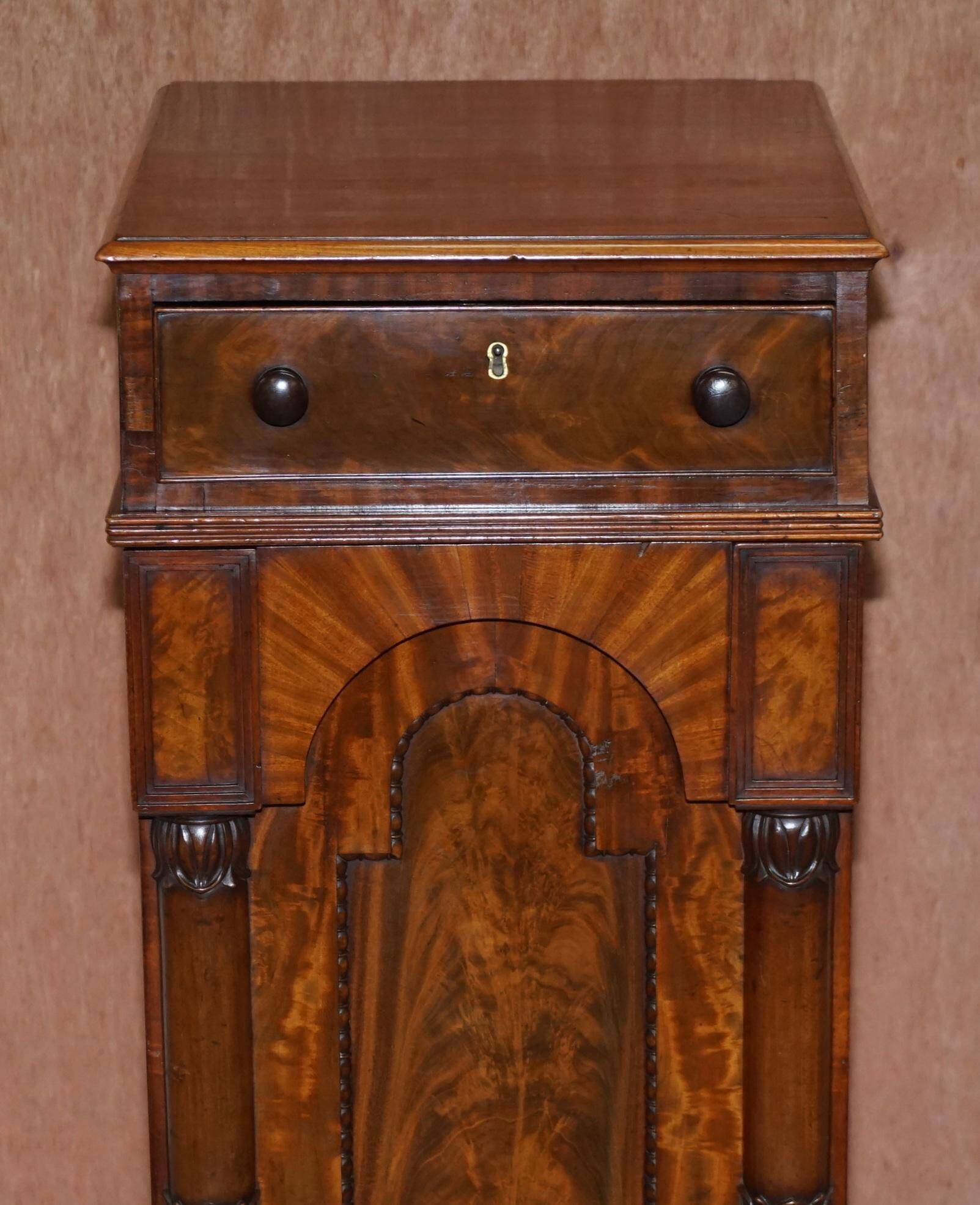 Paire de Grands Cabinets Latéraux William IV 1830 en Bois Massif Flammé avec Tiroirs