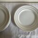 Set of 8 modernist flat plates in fine earthenware with pure gold trim, 1930.