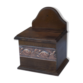 Boîte en bois avec décoration cuivre contenant de sel français vintage