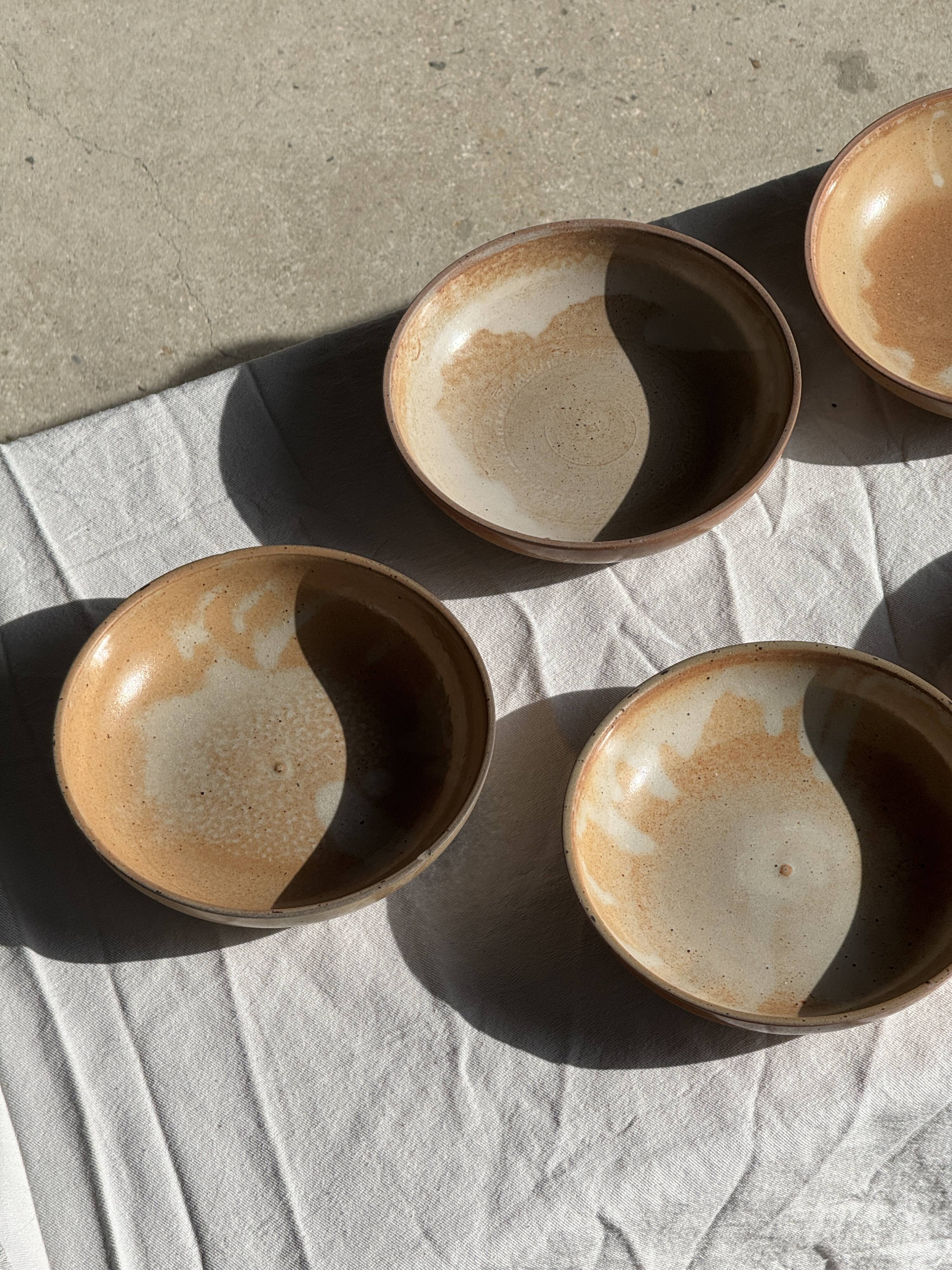 11 assiettes creuses artisanales vintage en grès mat